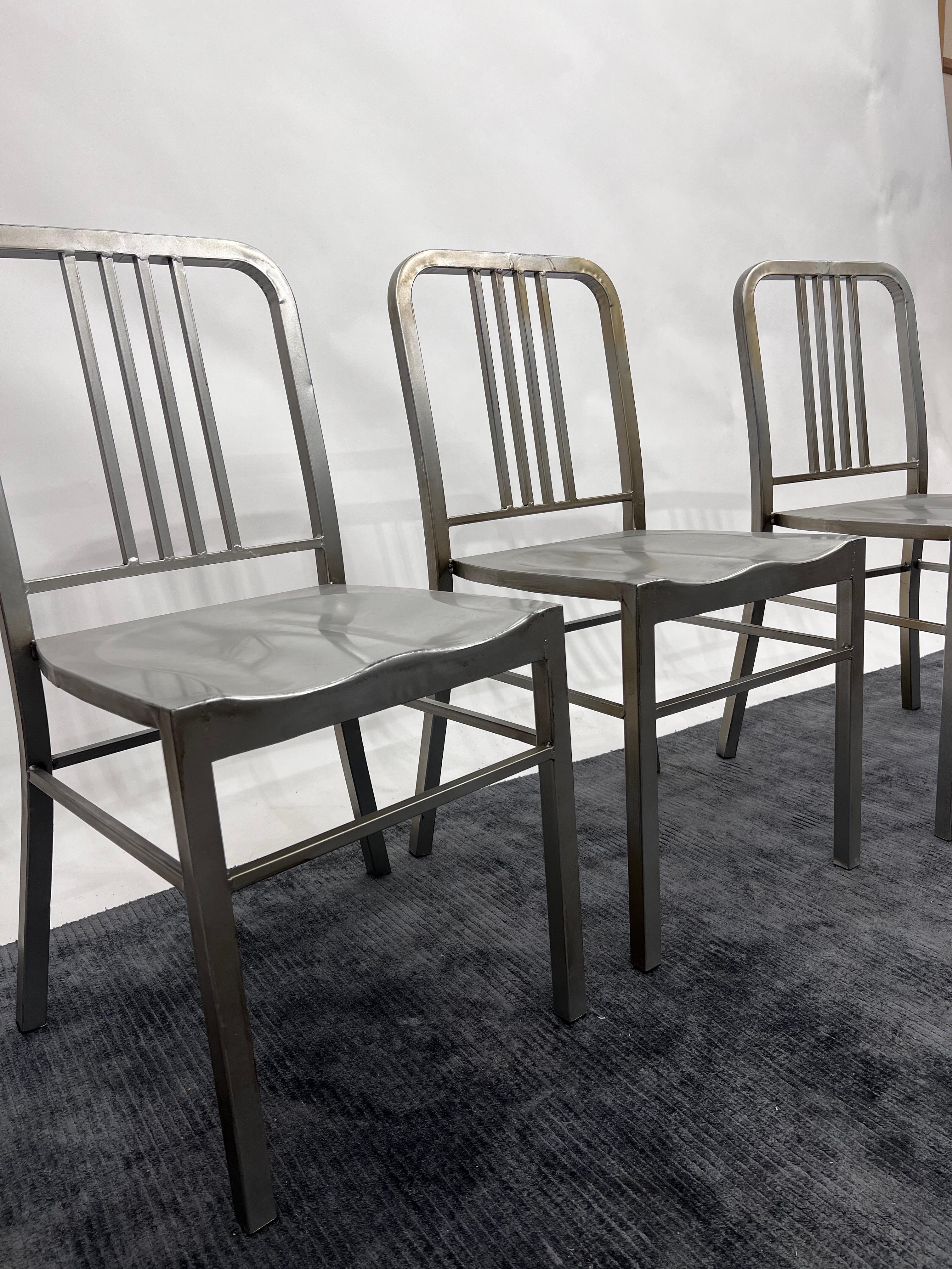 Ensemble de 6 chaises vintage de style Emeco en métal bleu marine en vente 3