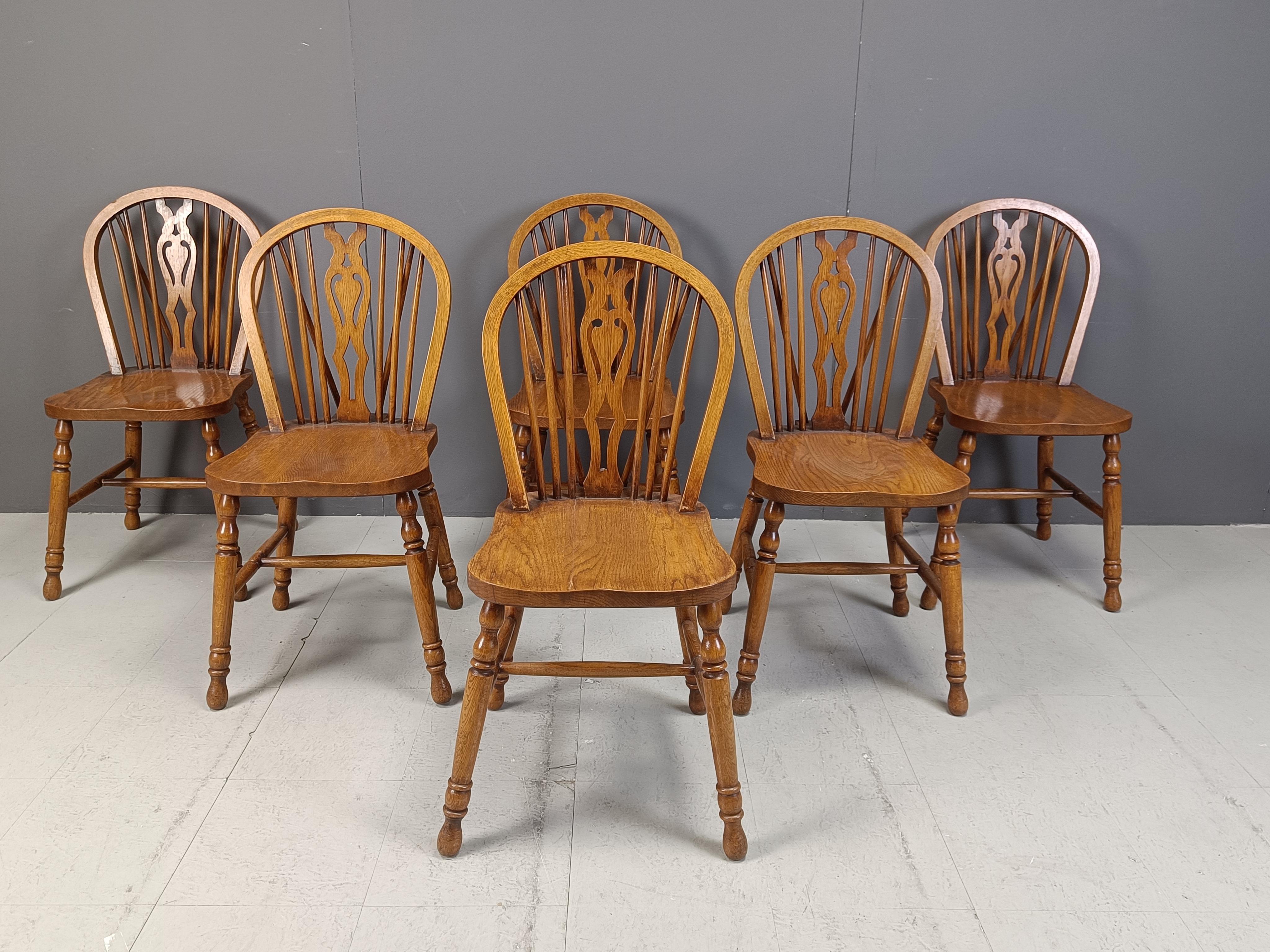 Set di 6 sedie da pranzo Ercol con schienale a fuso.

Le sedie sono realizzate in legno di faggio e olmo, con un'attenzione particolare ai dettagli.

Pezzi senza tempo che danno un tocco antico/vintage ai tuoi interni e che si sposano bene con gli