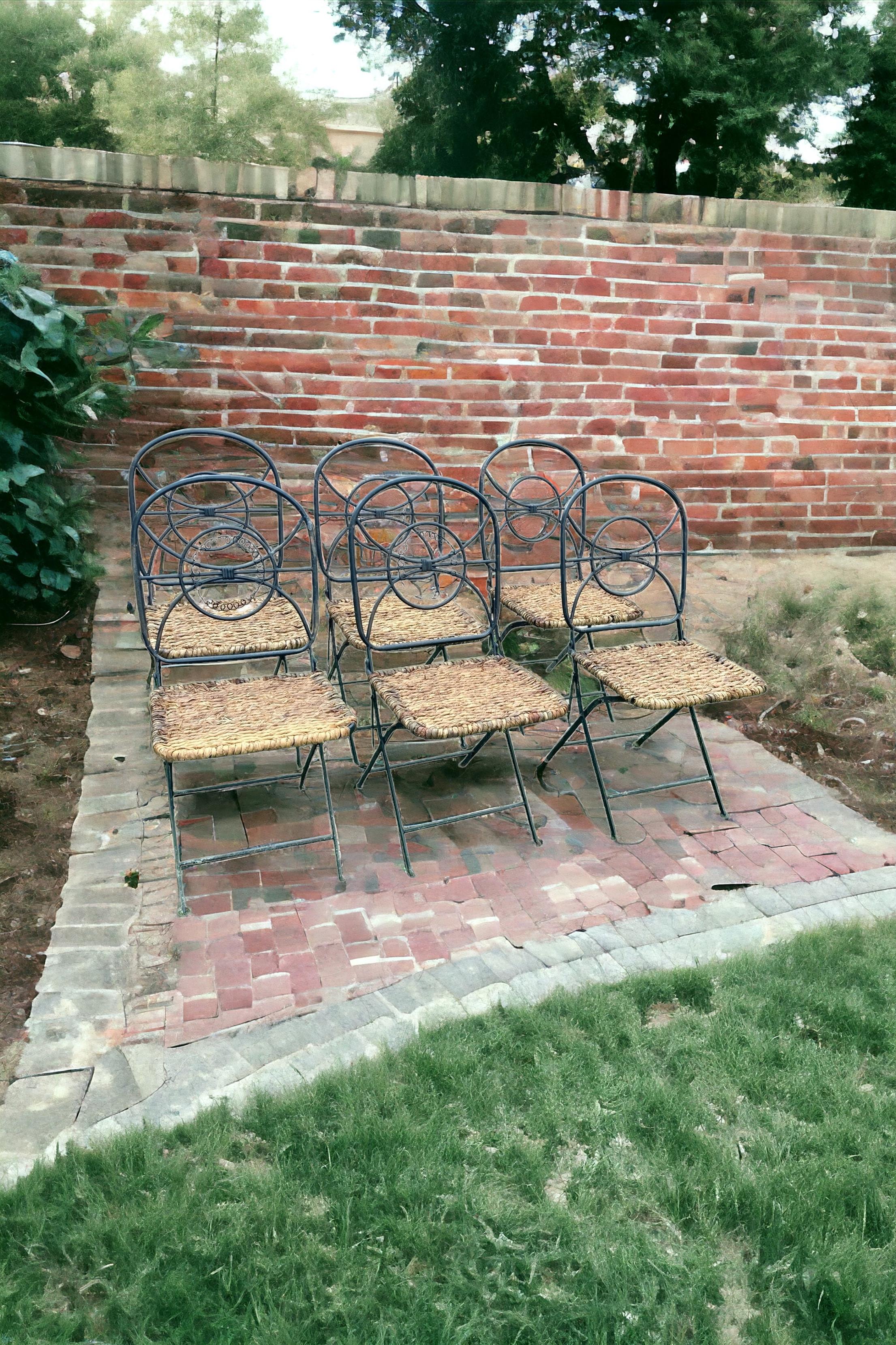 Ensemble de 6 chaises de jardin vintage pliantes en fer forgé et osier en vente 2