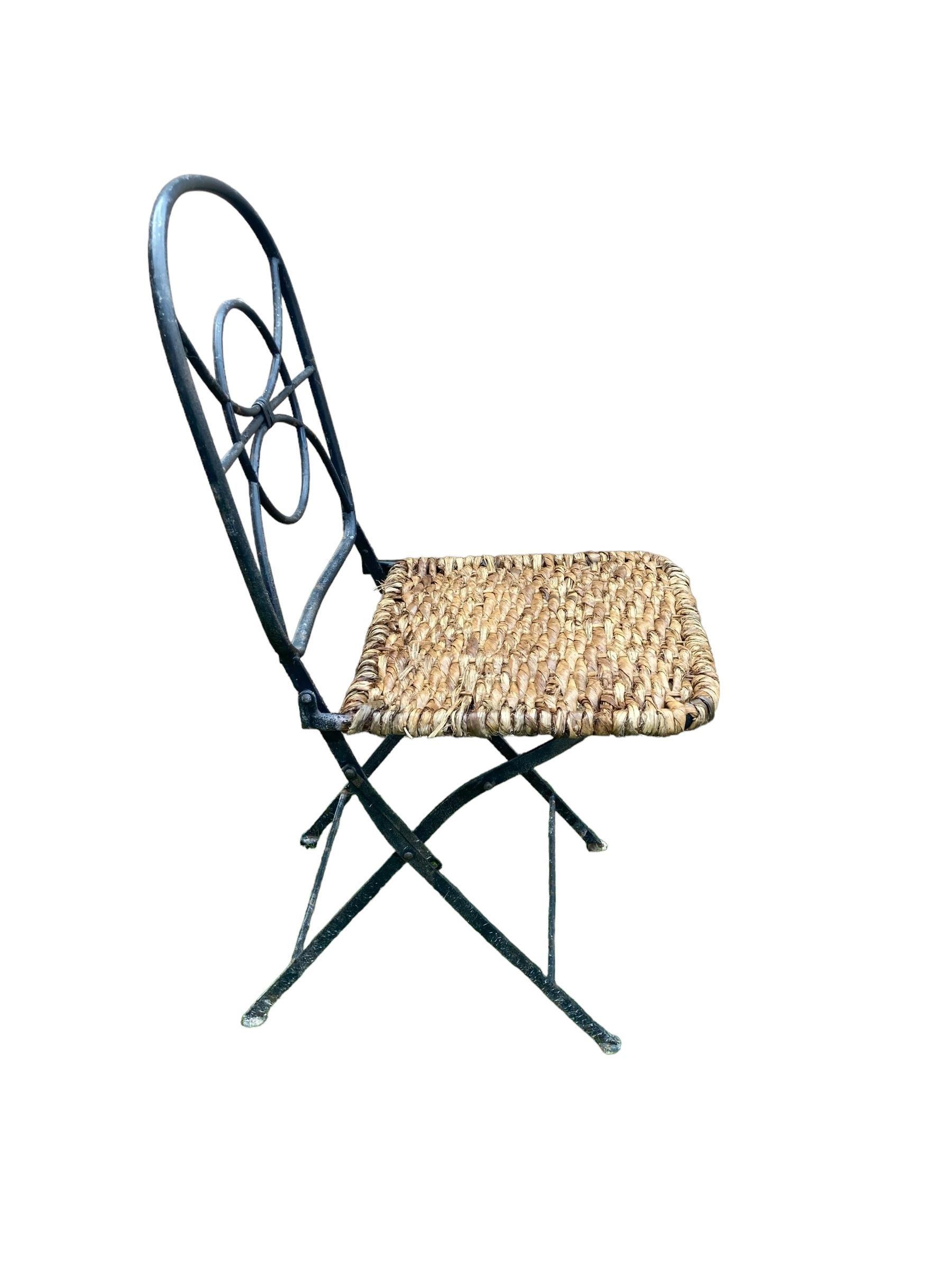 Anglais Ensemble de 6 chaises de jardin vintage pliantes en fer forgé et osier en vente