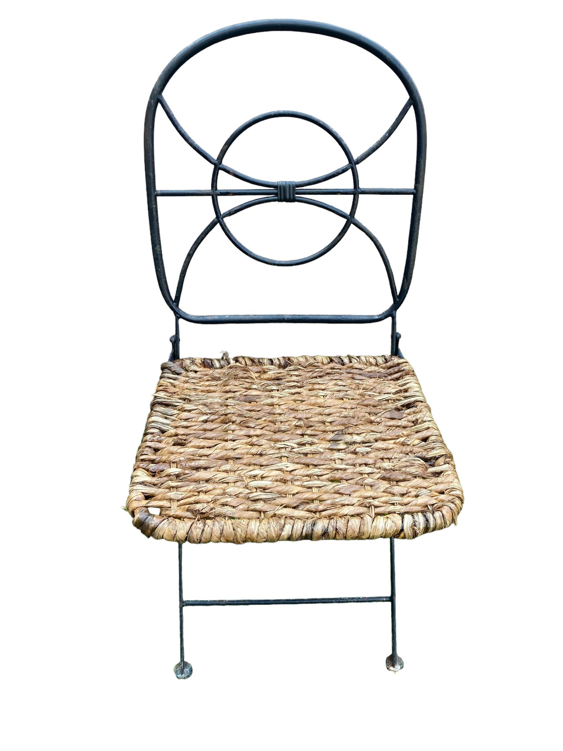 20ième siècle Ensemble de 6 chaises de jardin vintage pliantes en fer forgé et osier en vente