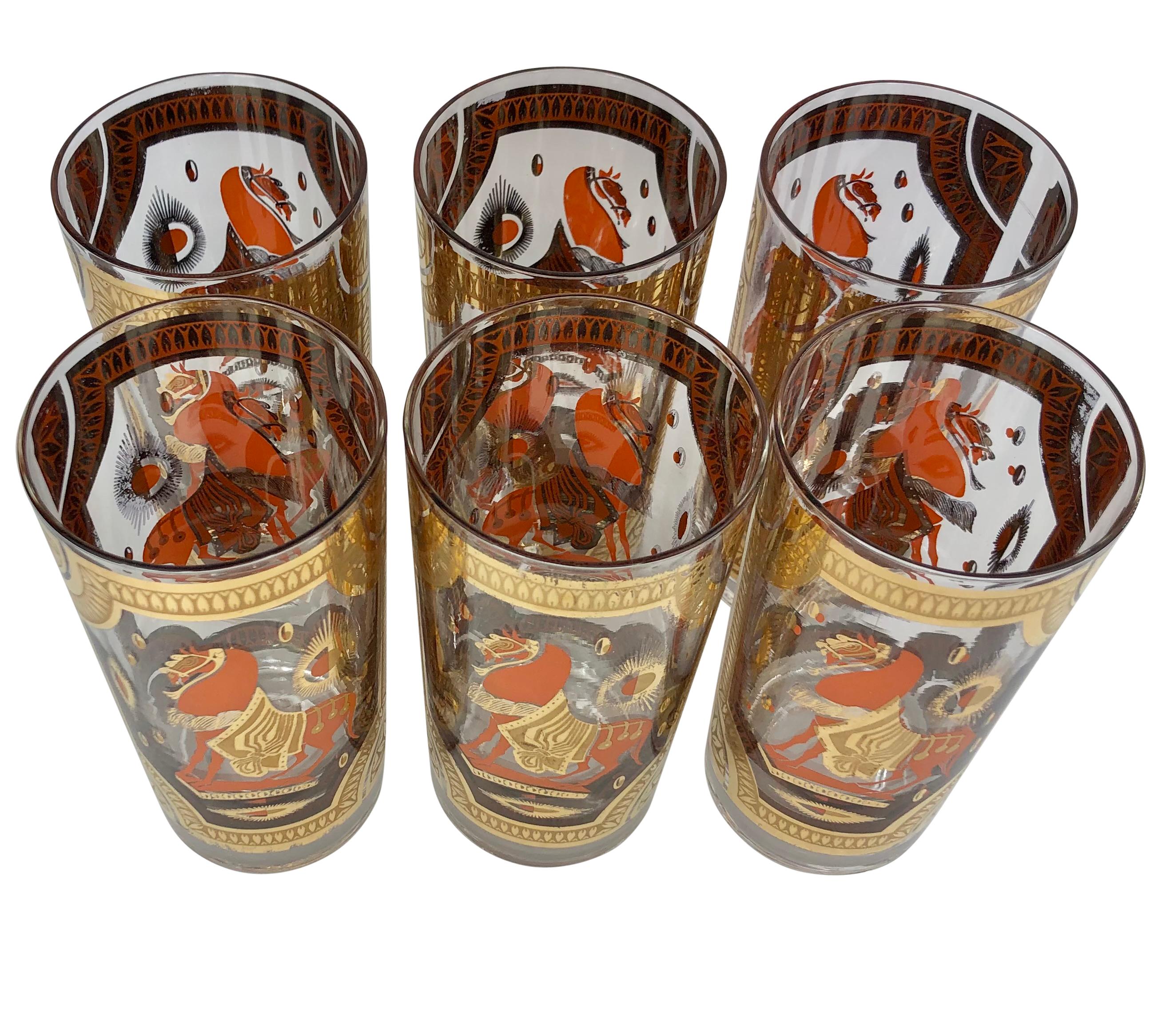  Set de 6 verres Vintage Fred Press Orange et Or 22K Trojan Horse Highball Glasses. Conçue avec des chevaux cabrés aux couleurs vibrantes et des bordures audacieuses en or 22k. Les lunettes mesurent 5 1/2