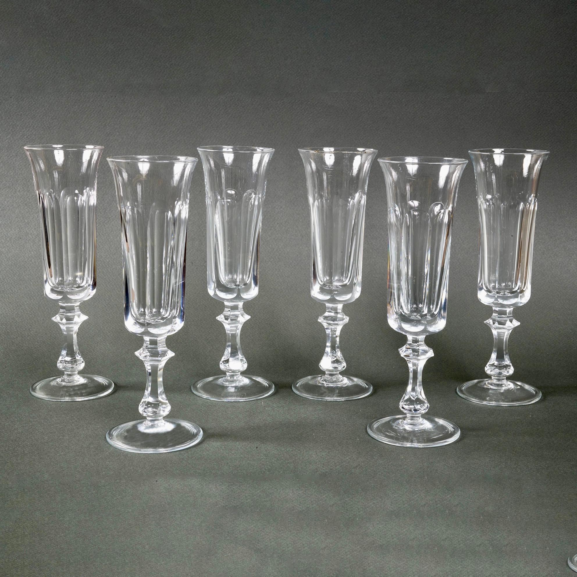 Lot de 6 flûtes à champagne en cristal de Baccarat, d'époque française 

Jeu de 6 tiges de flûtes à champagne Baccarat à pans coupés.
 Ce modèle est retiré et difficile à trouver. 
Les verres effilés de forme délicate sont soutenus par des tiges à