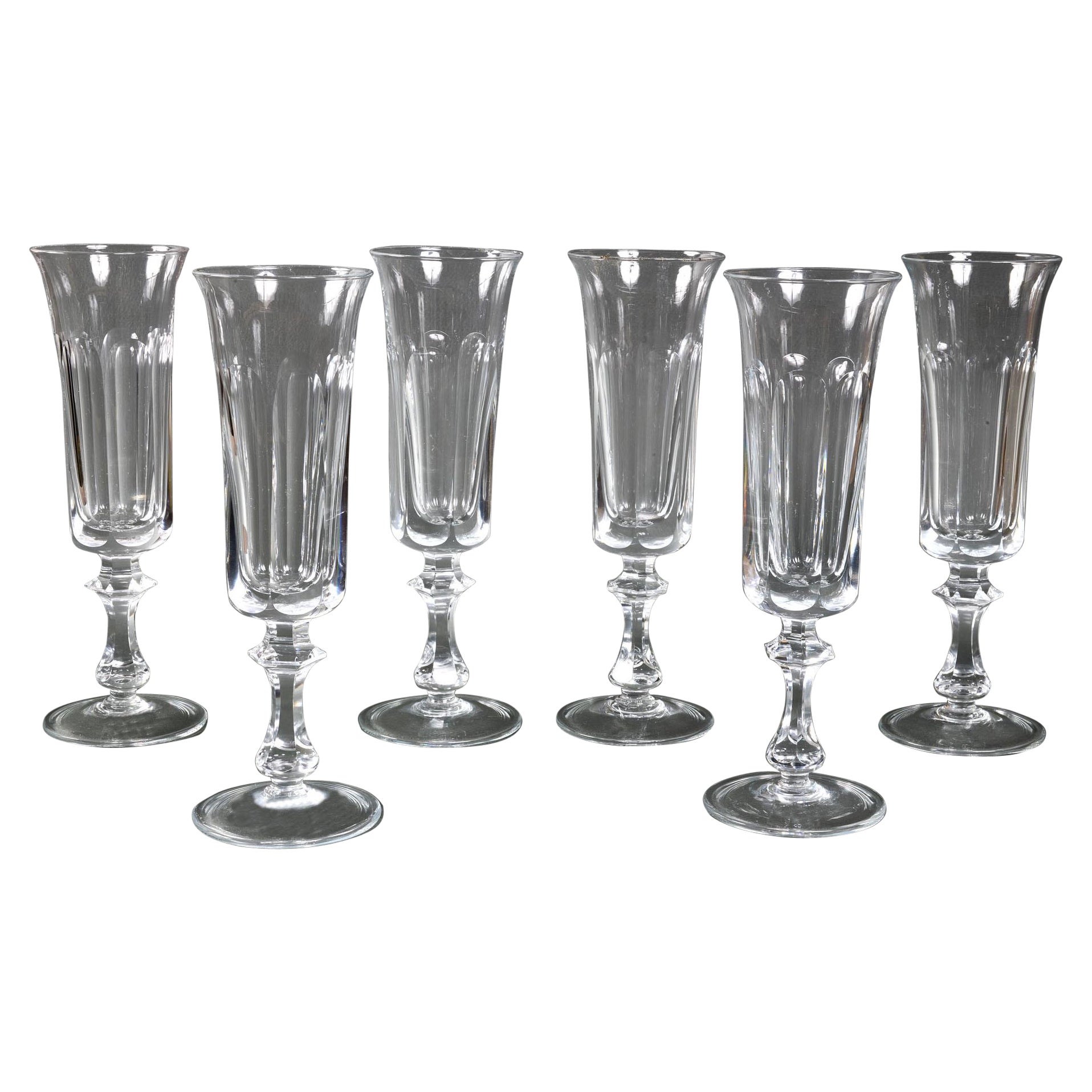 Lot de 6 flûtes à champagne en cristal de Baccarat, d'époque française 

Jeu de 6 tiges de flûtes à champagne Baccarat à pans coupés.
 Ce modèle est retiré et difficile à trouver. 
Les verres effilés de forme délicate sont soutenus par des tiges à