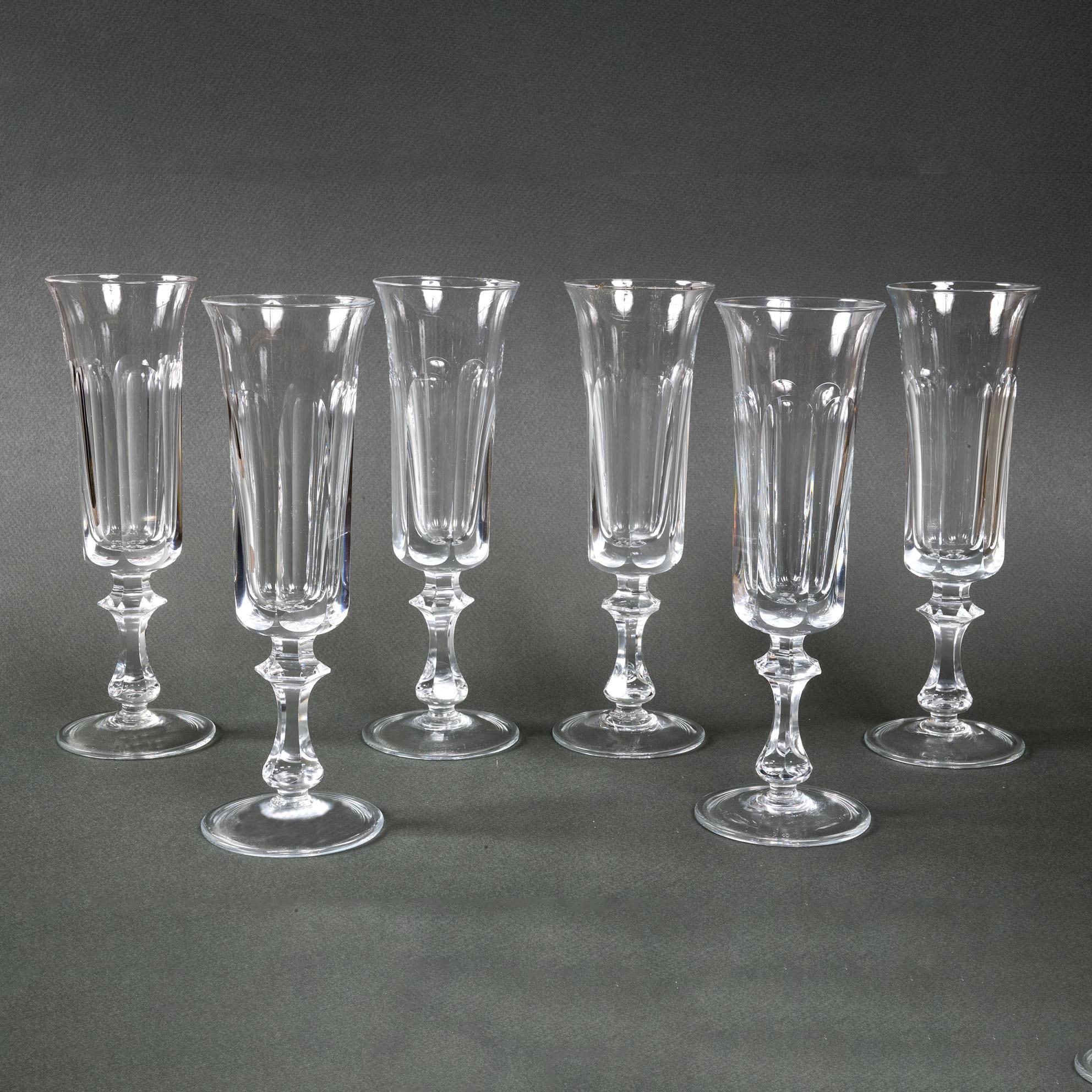 Lot de 6 flûtes à champagne en cristal de Baccarat, d'époque française en vente