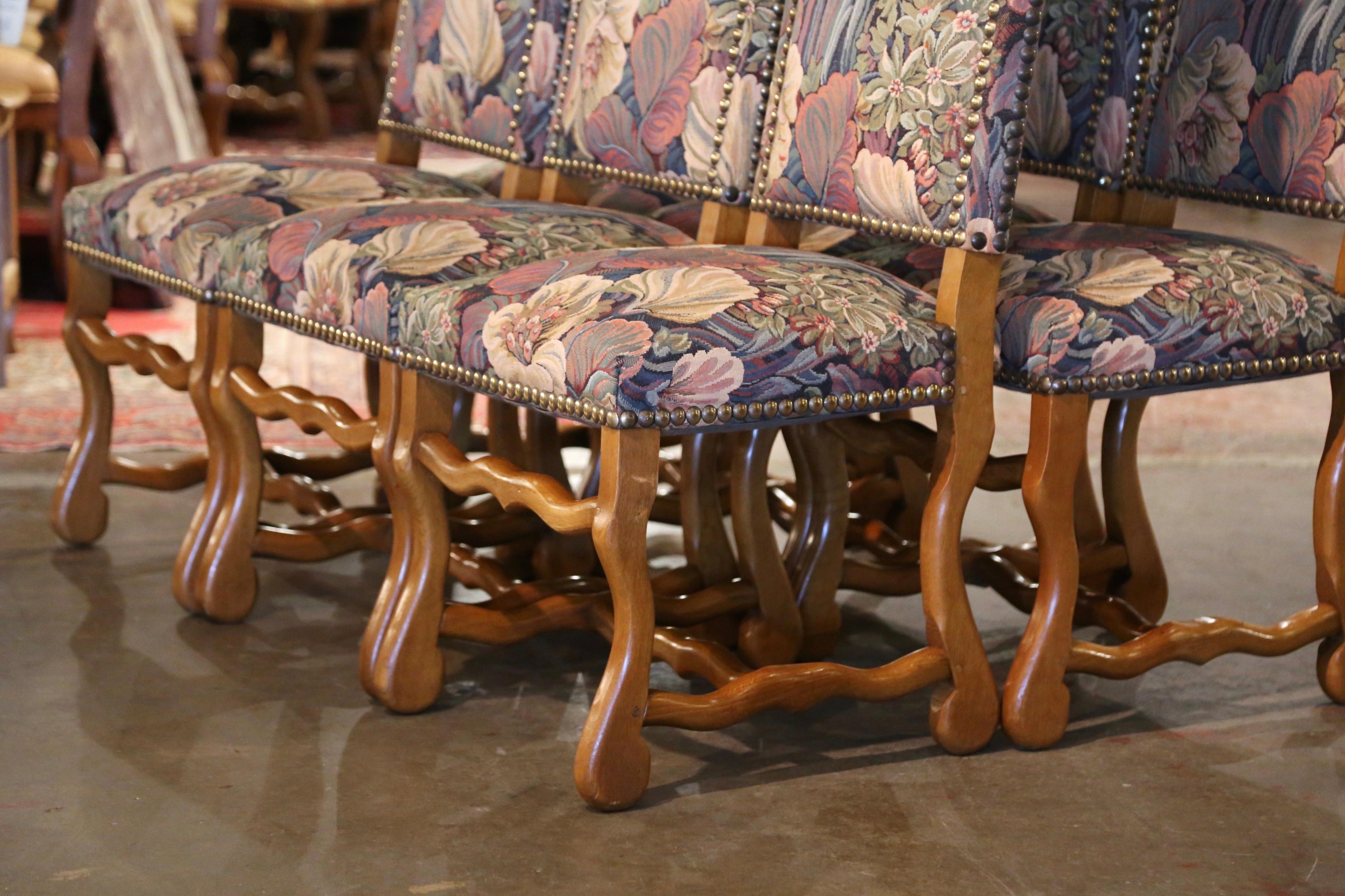 20ième siècle Ensemble de 6 chaises de salle à manger vintage françaises en peau de mouton sculptée avec tapisserie en vente