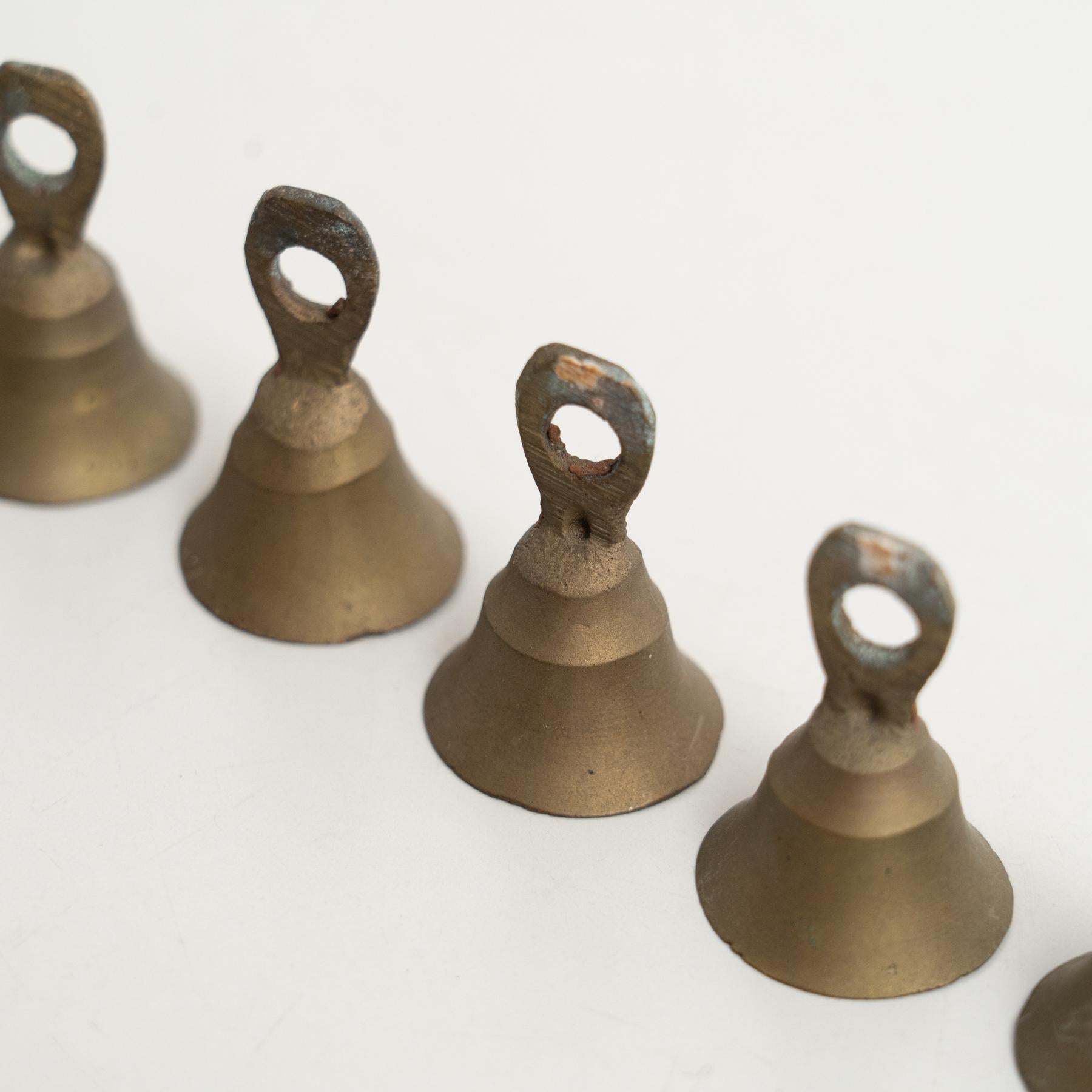 Set di 6 campanelle francesi vintage in metallo - CIRCA 1940 in vendita 4