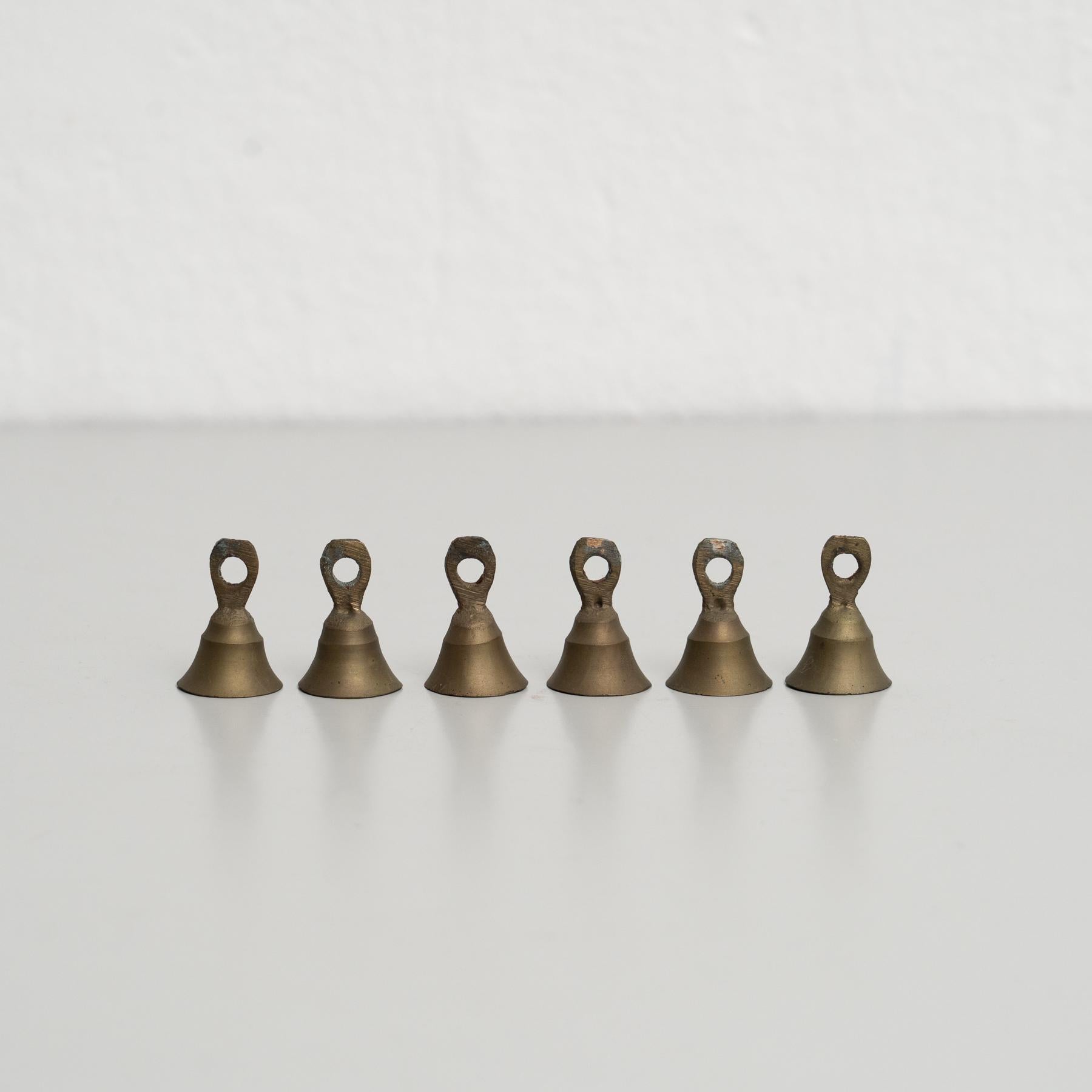 Questo set di sei incantevoli campanelle in metallo, prodotto in Francia intorno al 1940, incarna la maestria e l'eleganza del design dei primi anni del XX secolo. Ogni campana è finemente lavorata con attenzione ai dettagli, creando un set