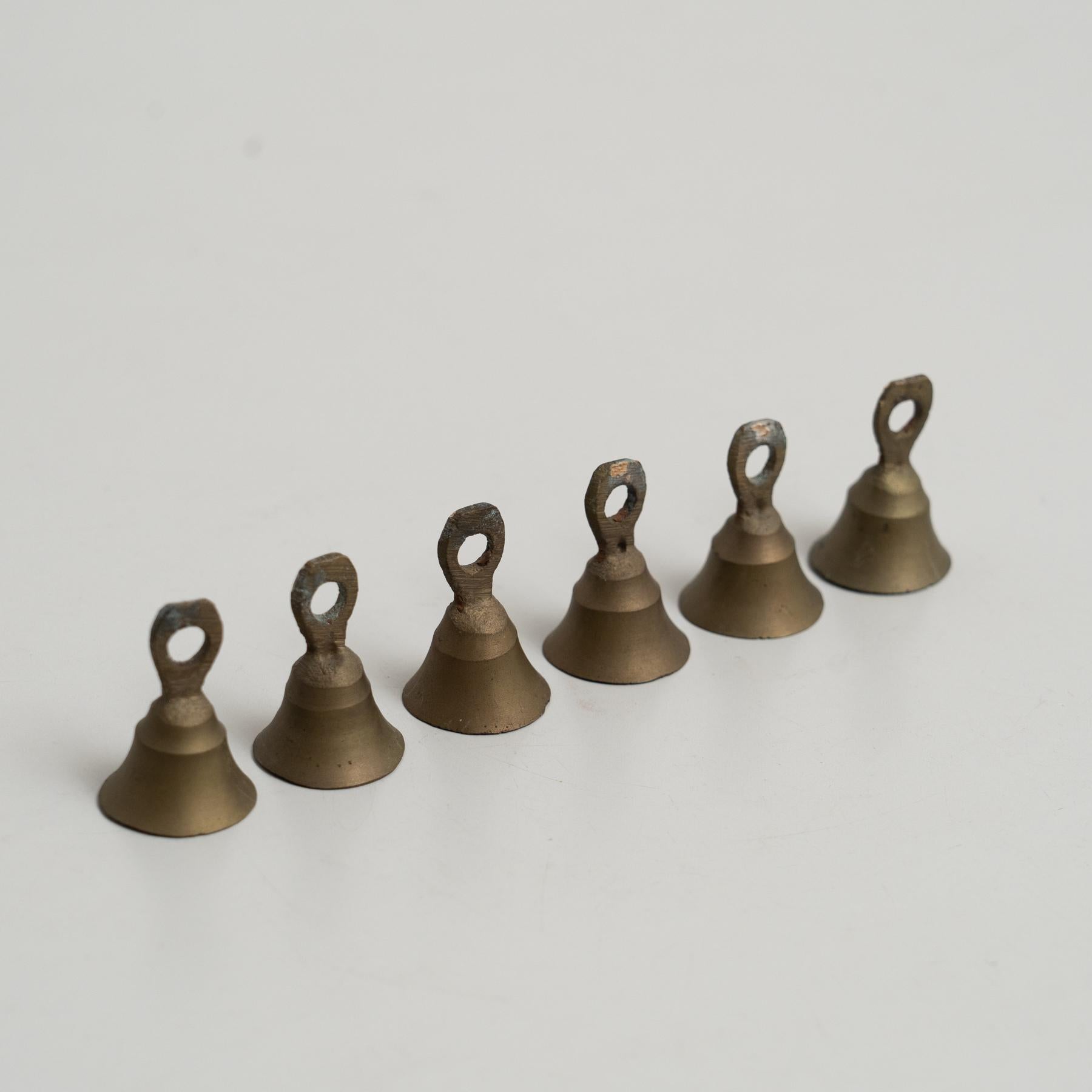 Mid-Century moderno Set di 6 campanelle francesi vintage in metallo - CIRCA 1940 in vendita