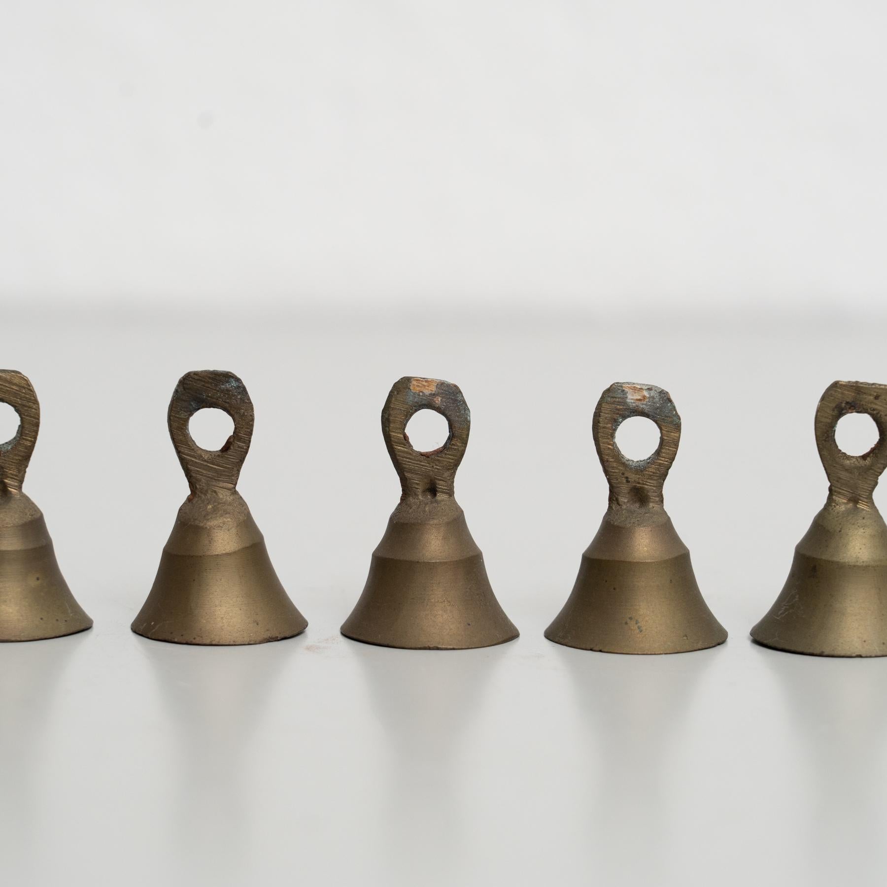 Metà XX secolo Set di 6 campanelle francesi vintage in metallo - CIRCA 1940 in vendita