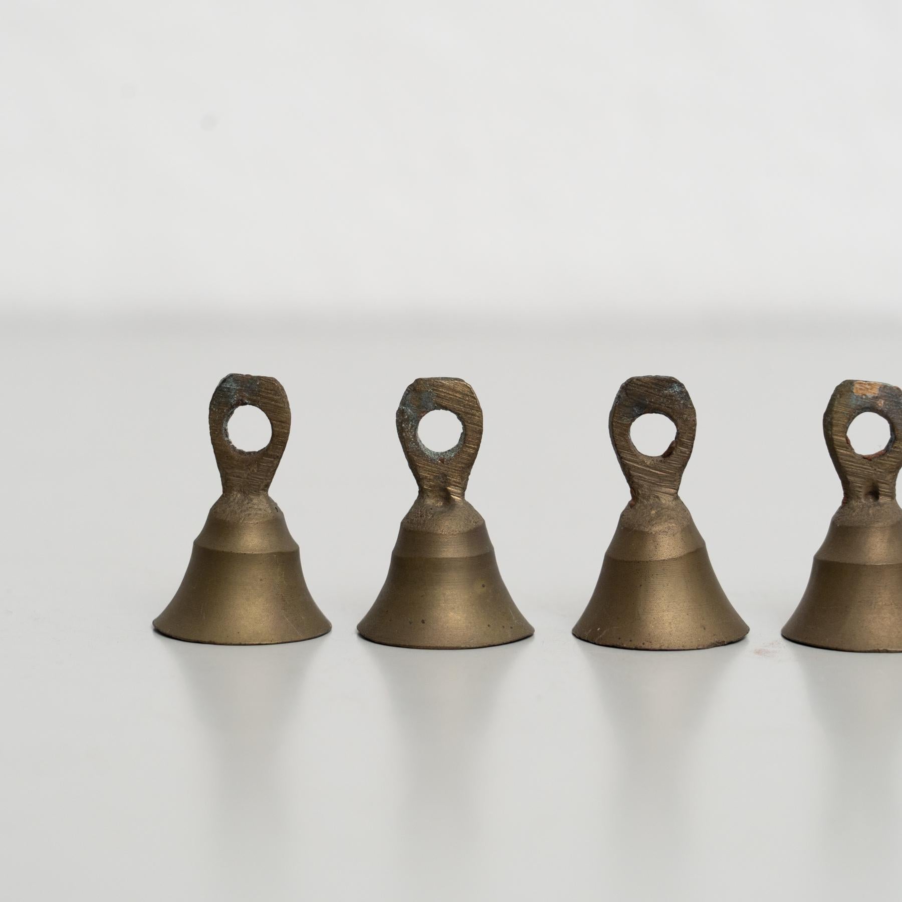 Set di 6 campanelle francesi vintage in metallo - CIRCA 1940 in vendita 1