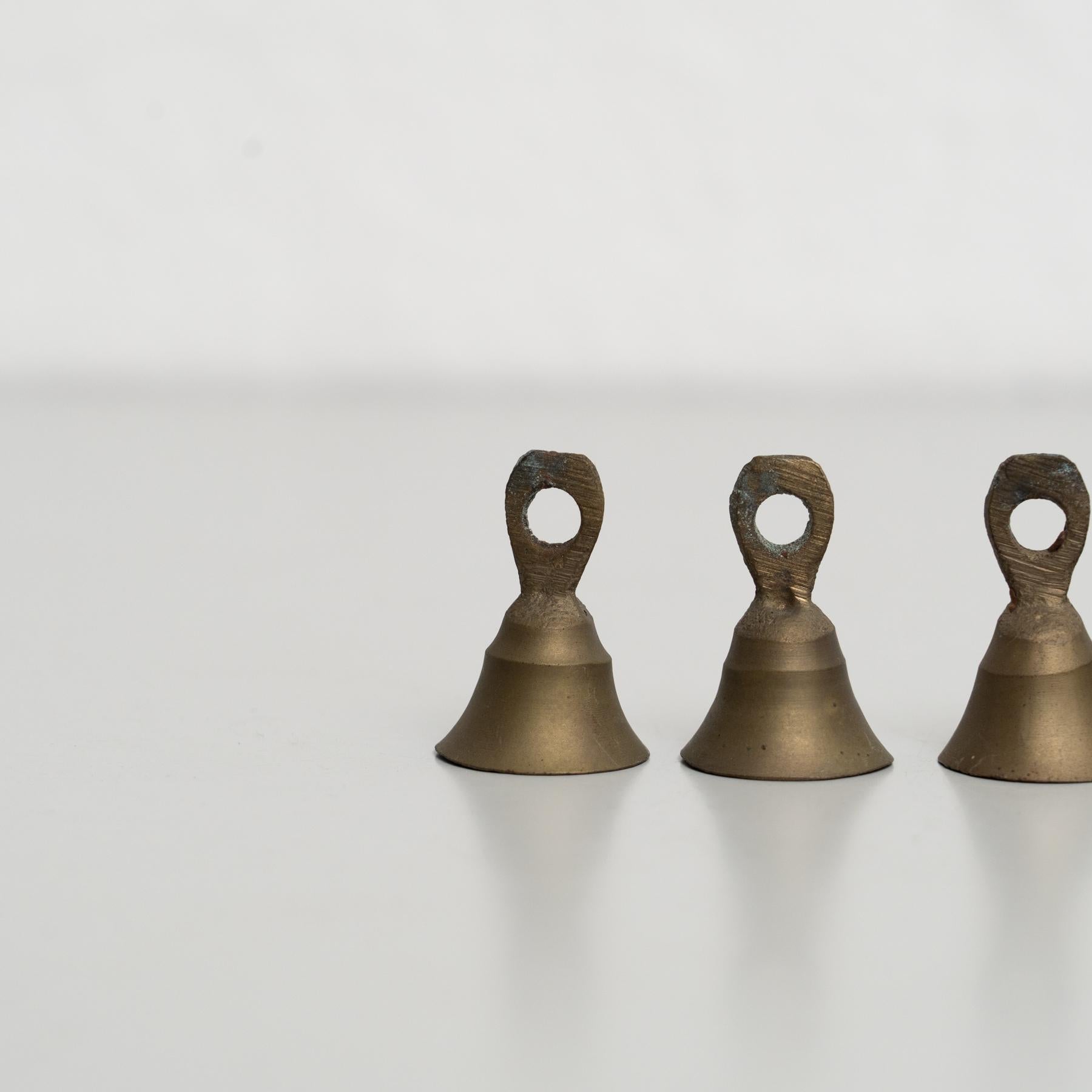 Set di 6 campanelle francesi vintage in metallo - CIRCA 1940 in vendita 2