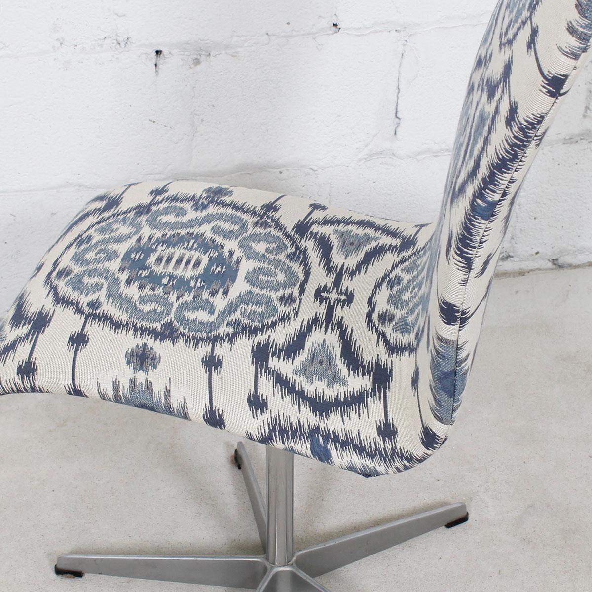 Set of 6 Vintage Fritz Hansen Oxford Chairs in New Blue & White Ikat Upholstery For Sale 5