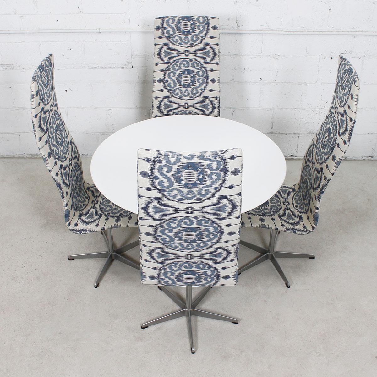 Set of 6 Vintage Fritz Hansen Oxford Chairs in New Blue & White Ikat Upholstery For Sale 7
