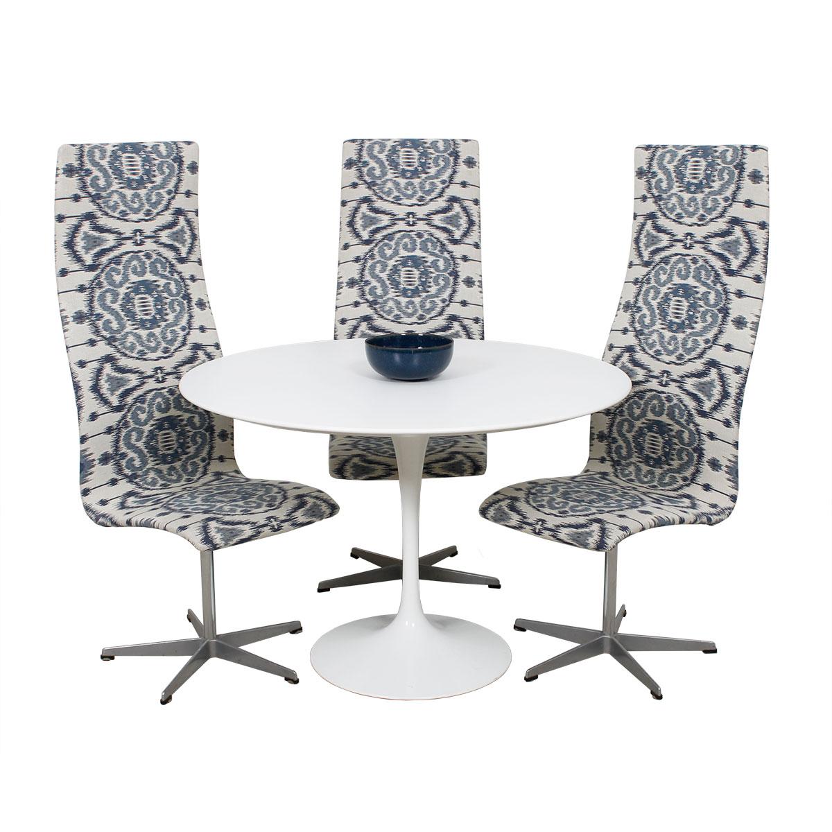 Set of 6 Vintage Fritz Hansen Oxford Chairs in New Blue & White Ikat Upholstery For Sale 8