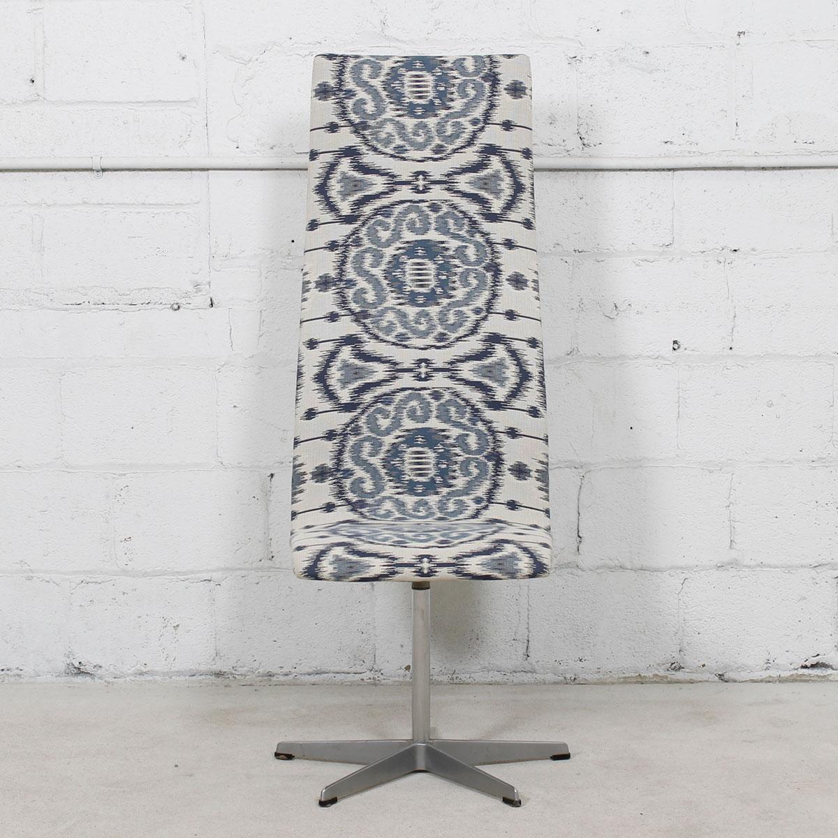 Danish Set of 6 Vintage Fritz Hansen Oxford Chairs in New Blue & White Ikat Upholstery For Sale