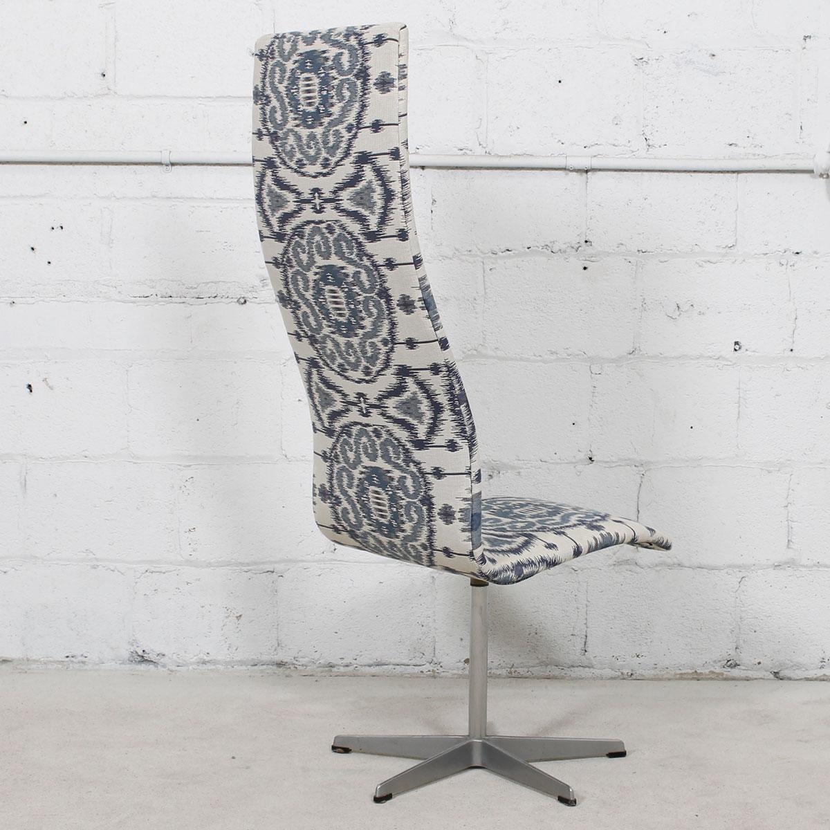 Tissu d'ameublement Ensemble de 6 chaises Oxford vintage Fritz Hansen en tissu Ikat bleu et blanc, neuves en vente