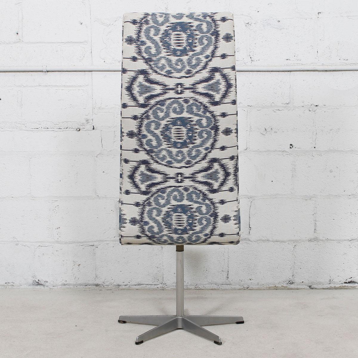 Set of 6 Vintage Fritz Hansen Oxford Chairs in New Blue & White Ikat Upholstery For Sale 2