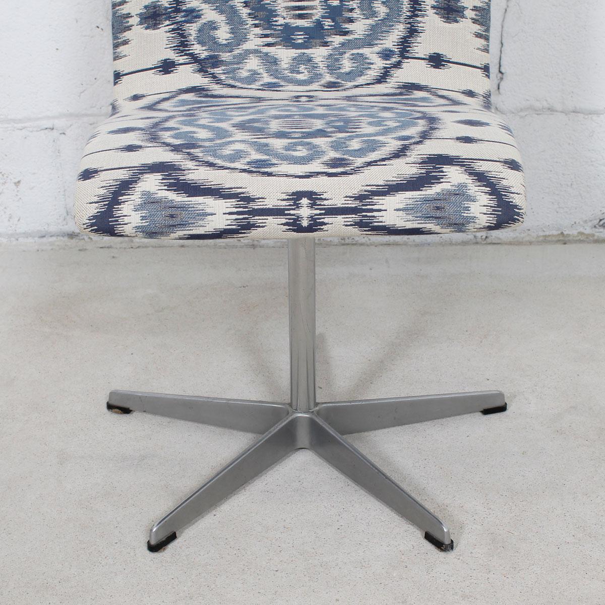 Set of 6 Vintage Fritz Hansen Oxford Chairs in New Blue & White Ikat Upholstery For Sale 3