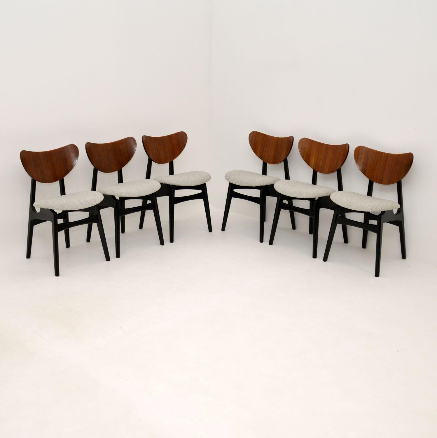 A stunning set of G Plan Librenza dining chairs, otherwise known as butterfly chairs. These were made in England, they date from the 1960’s.

The quality is fantastic, these are very comfortable and incredibly stylish. The tola wood back rests are