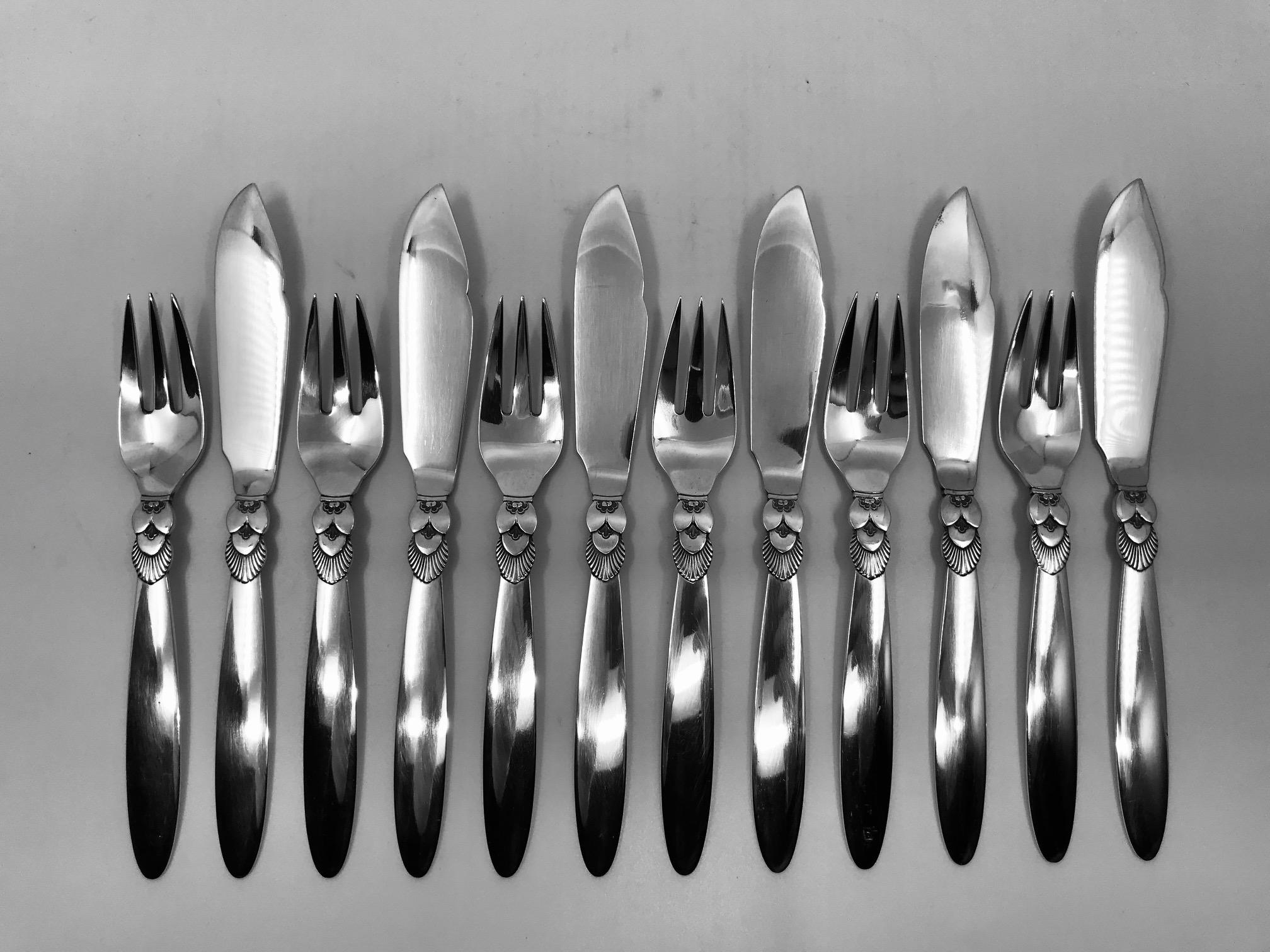 This is a set of 6 pairs of sterling silver Georg Jensen fish knives and forks in the Cactus pattern (12pcs total), design #30 by Gundorph Albertus from 1930.

The knives measure 7 5/8? (19.4cm) in length, the forks 6 3/8? (16.1cm).

All 12