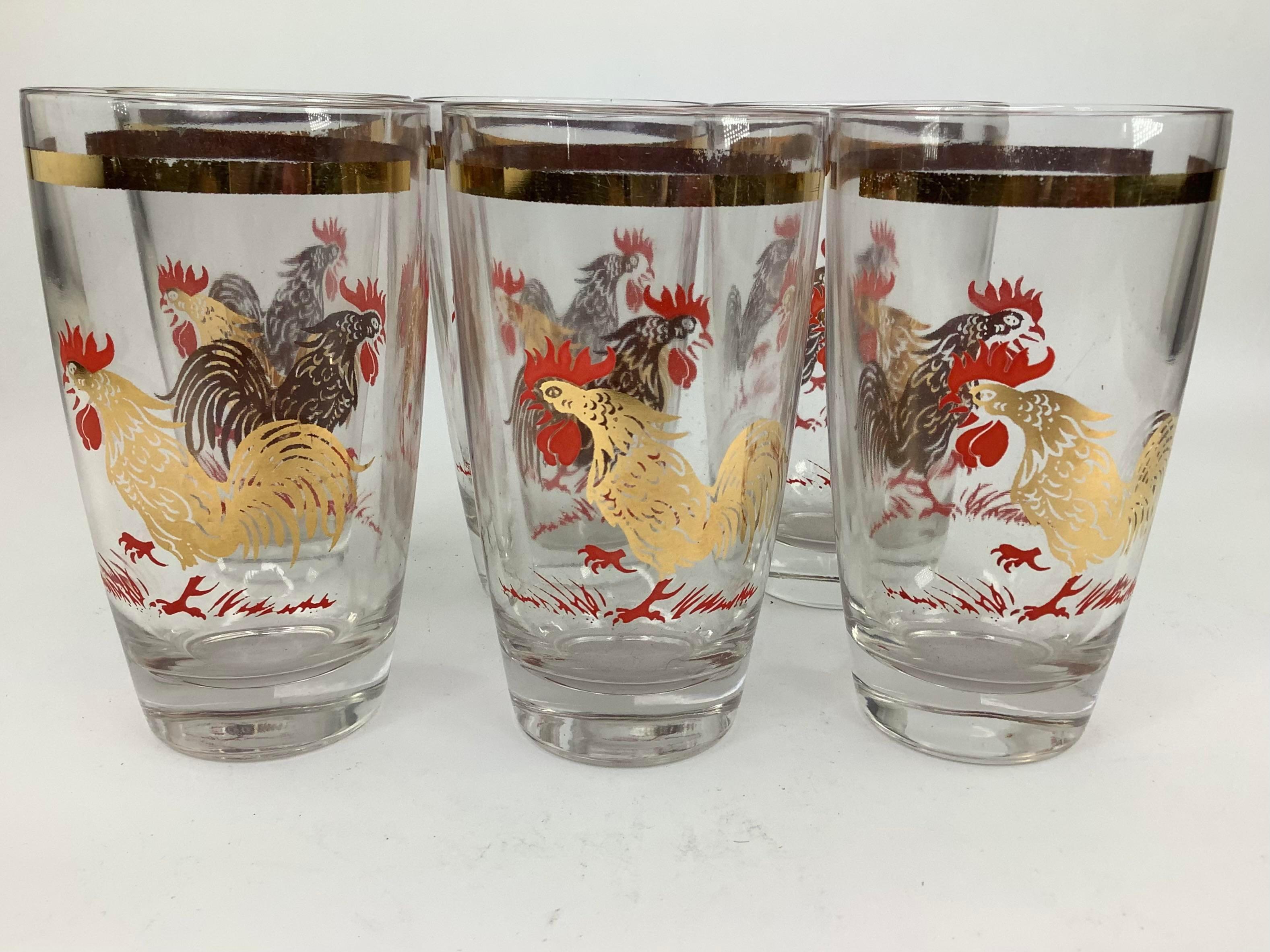 Ensemble de 6 verres Highball ou Tumblers Vintage décorés de coqs dorés chantant avec des peignes rouges et de la végétation rouge. Les verres ont une bande dorée sur le dessus. Les lunettes mesurent 5 1/4