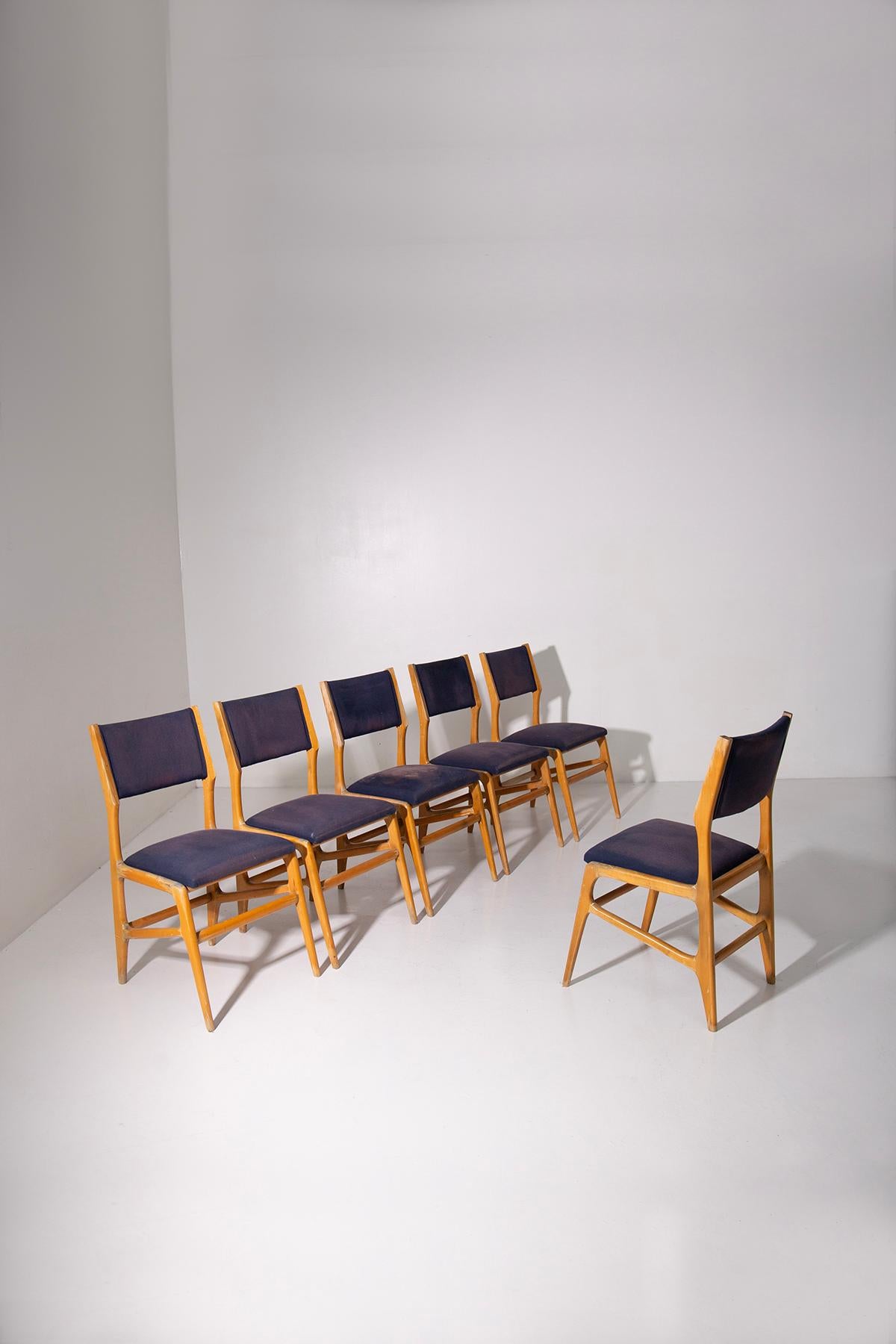 Ensemble de six splendides chaises italiennes des années 1950, véritable joyau du design du milieu du siècle, parfaitement représentatif de l'époque où l'Italie s'est imposée comme une force de premier plan sur la scène internationale du