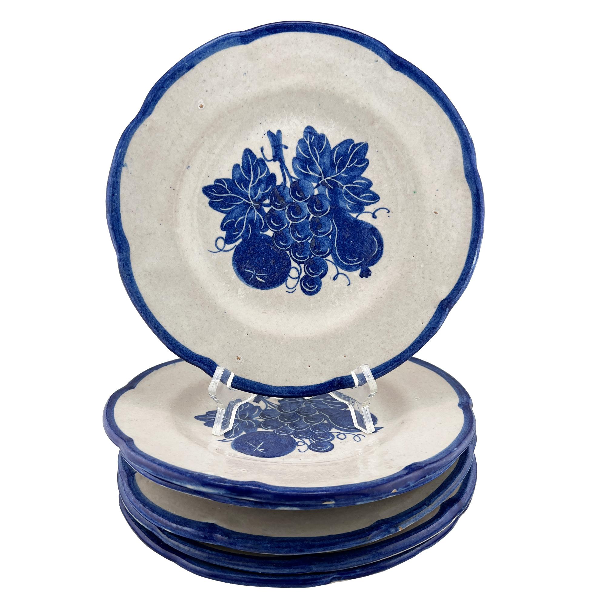 Porta in tavola il fascino europeo senza tempo con questo set di sei piatti vintage in ceramica italiana, ognuno dei quali è decorato con un ricco motivo di frutta blu cobalto su un caldo smalto avorio. Realizzati in Italia, questi piatti recano il