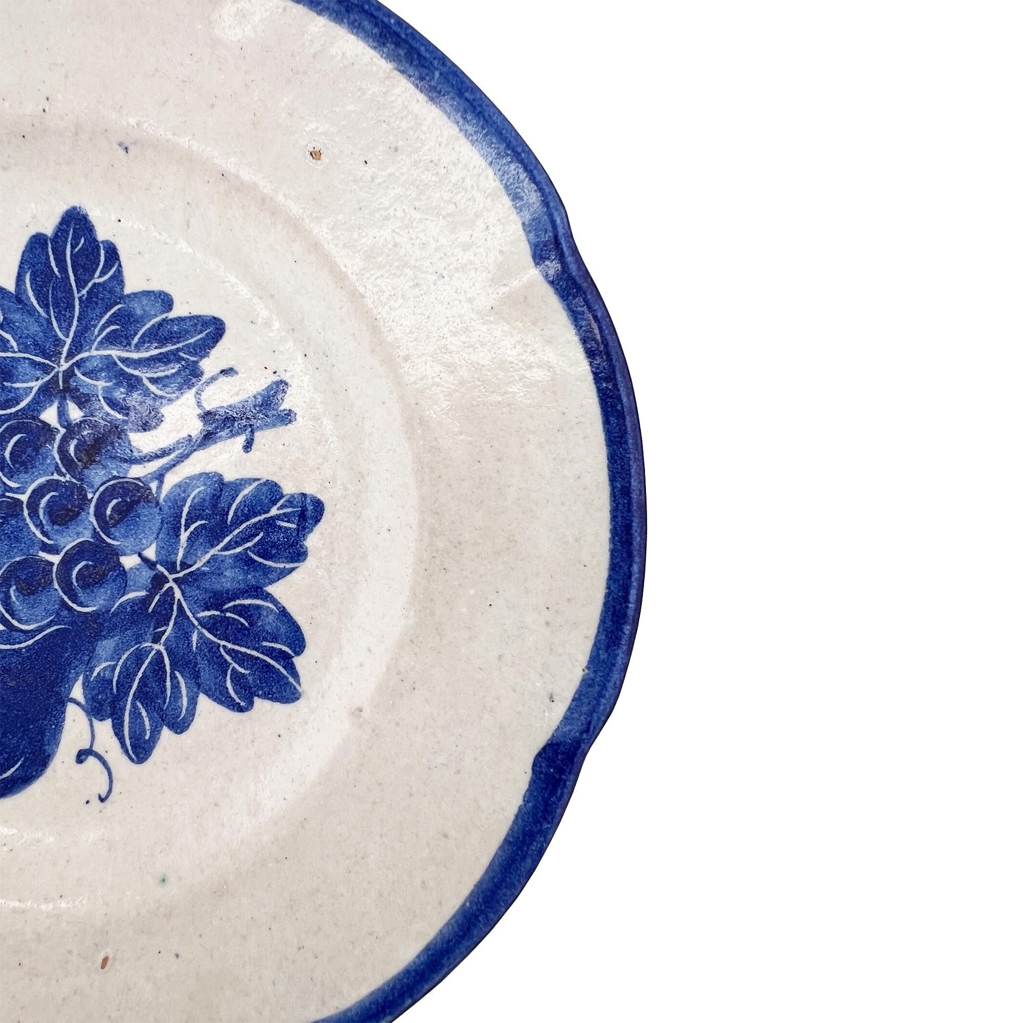 Italiano Set di 6 piatti vintage italiani con motivi di frutta bianchi e blu, dipinti a mano - Italia in vendita