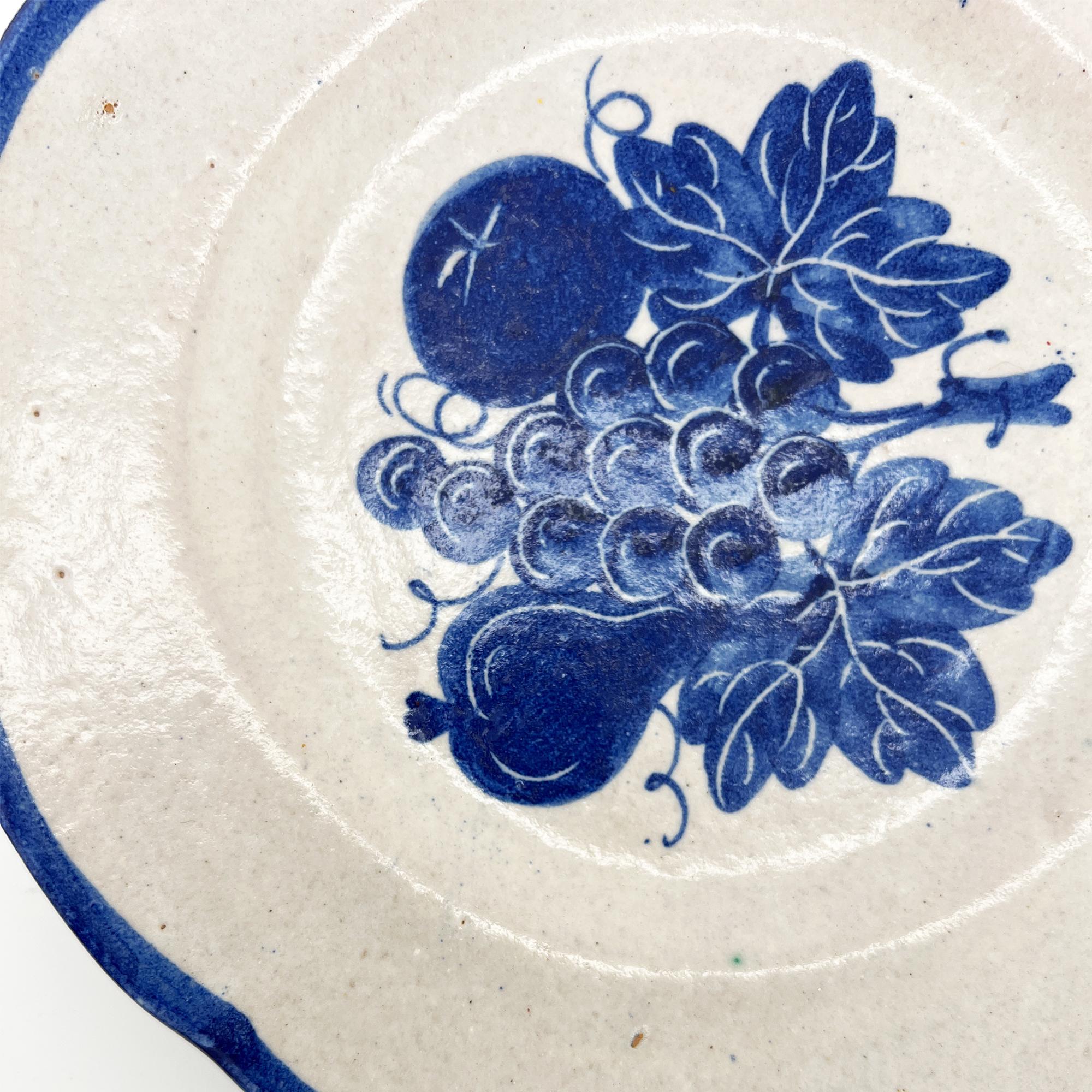 XX secolo Set di 6 piatti vintage italiani con motivi di frutta bianchi e blu, dipinti a mano - Italia in vendita