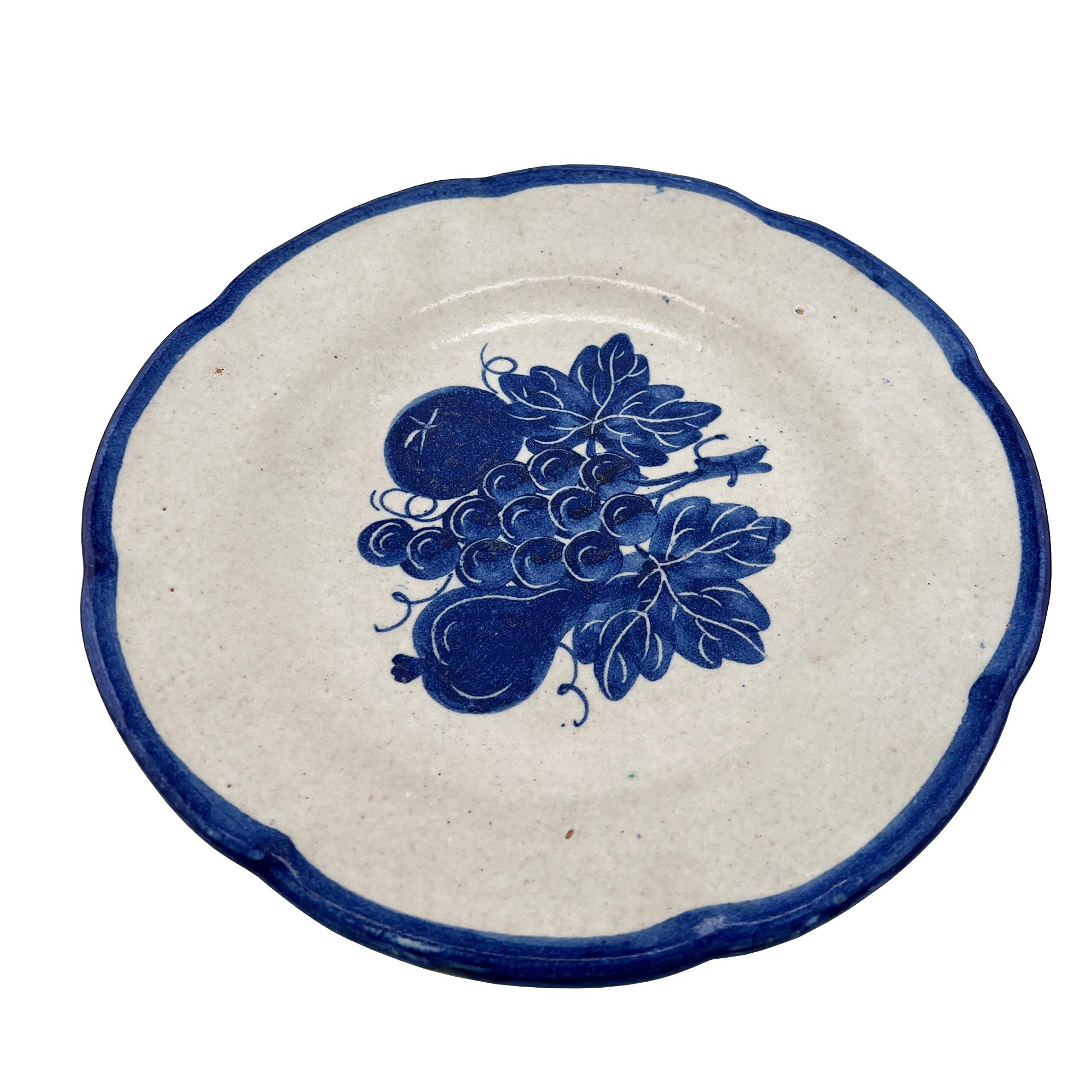 Ceramica Set di 6 piatti vintage italiani con motivi di frutta bianchi e blu, dipinti a mano - Italia in vendita