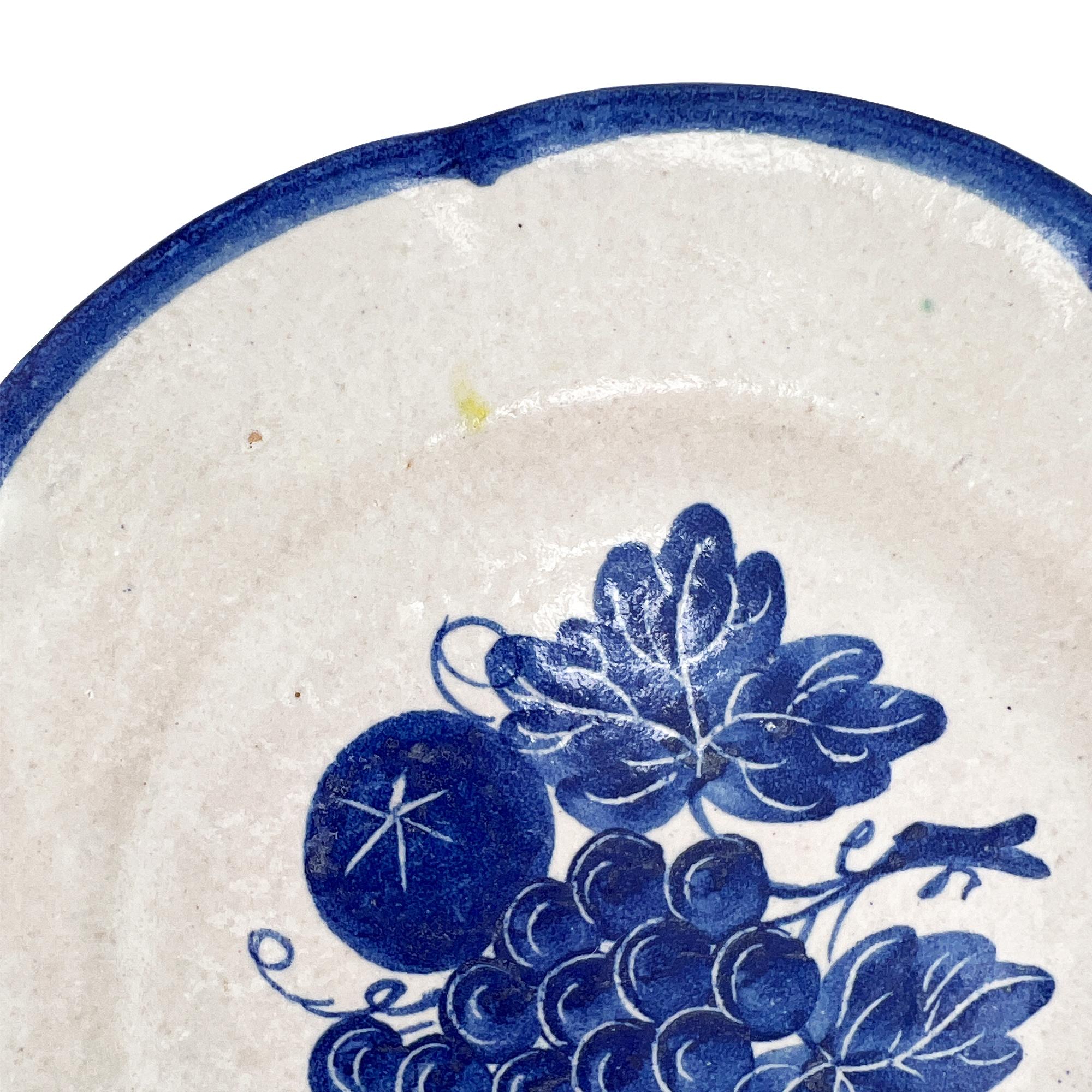 Set di 6 piatti vintage italiani con motivi di frutta bianchi e blu, dipinti a mano - Italia in vendita 1