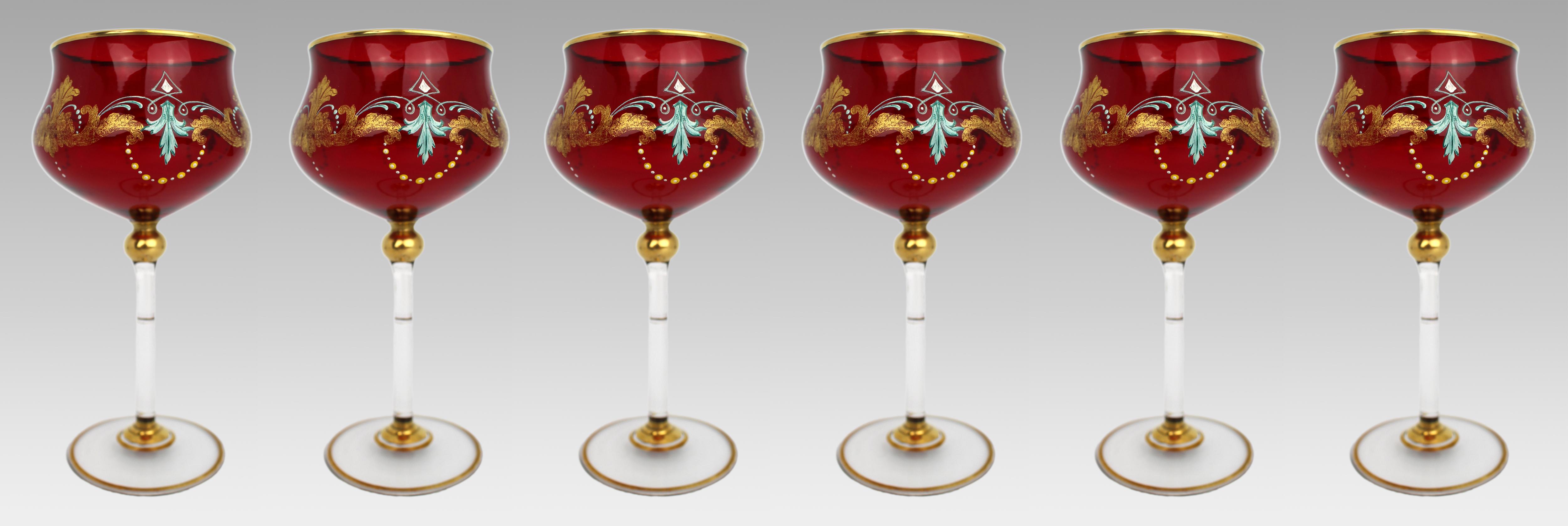 Satz von 6 italienischen emaillierten und vergoldeten rubinroten Glaspokalen, ca. 1950er Jahre


Ein feiner dekorativer Satz von sechs rubinroten Glaspokalen aus der Mitte des 20. Jahrhunderts.

Jeder Kelch ist reich emailliert mit verschlungenen