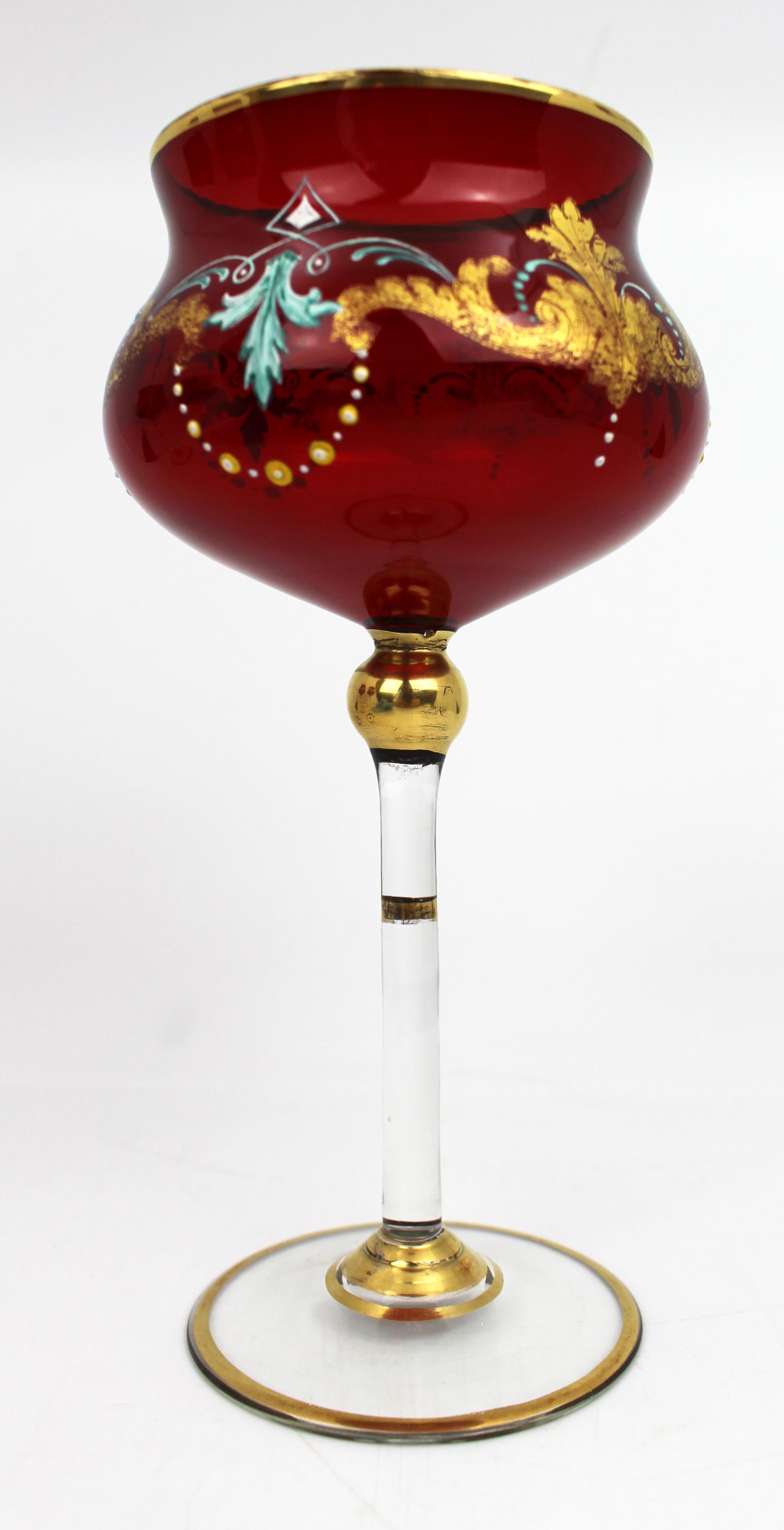 Satz von 6 Vintage Italian Enamelled & Gilt Ruby Red Glaspokale (20. Jahrhundert) im Angebot