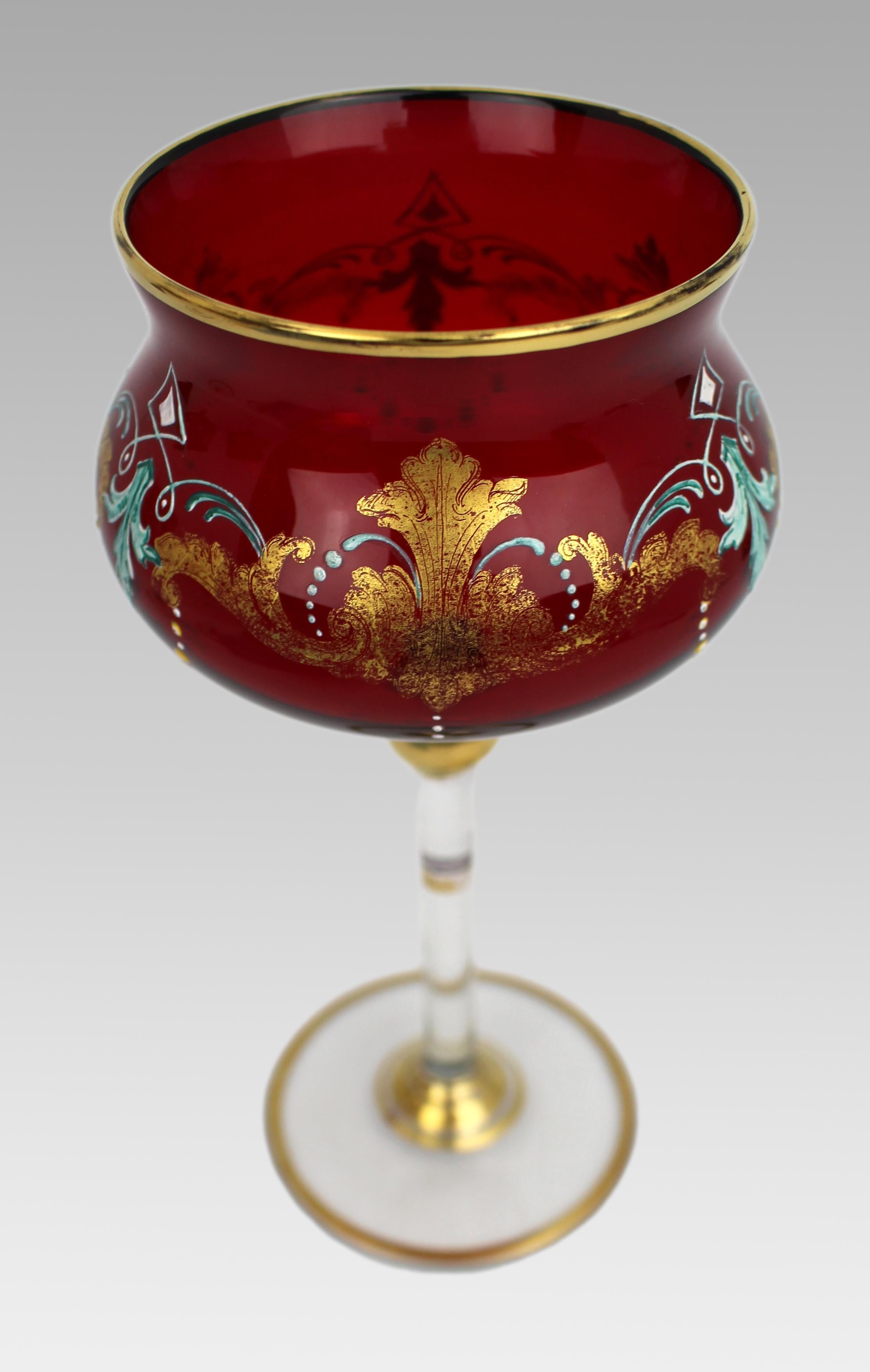 Satz von 6 Vintage Italian Enamelled & Gilt Ruby Red Glaspokale (Geschliffenes Glas) im Angebot