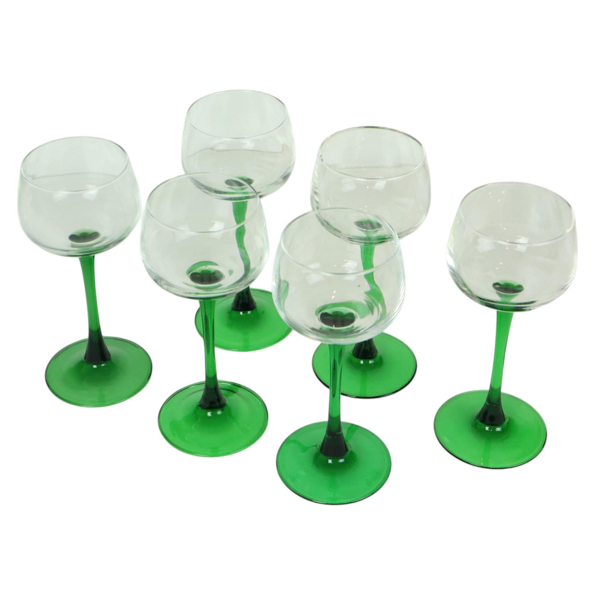 Set di 6 bicchieri da vino Luminarc Alsace, grandi bicchieri con una stretta base verde scuro, hanno una capacità di poco più di 150 ml, contrassegnati sul fondo, anni '70, Francia.

Questi bicchieri da vino erano molto popolari negli anni '70 e