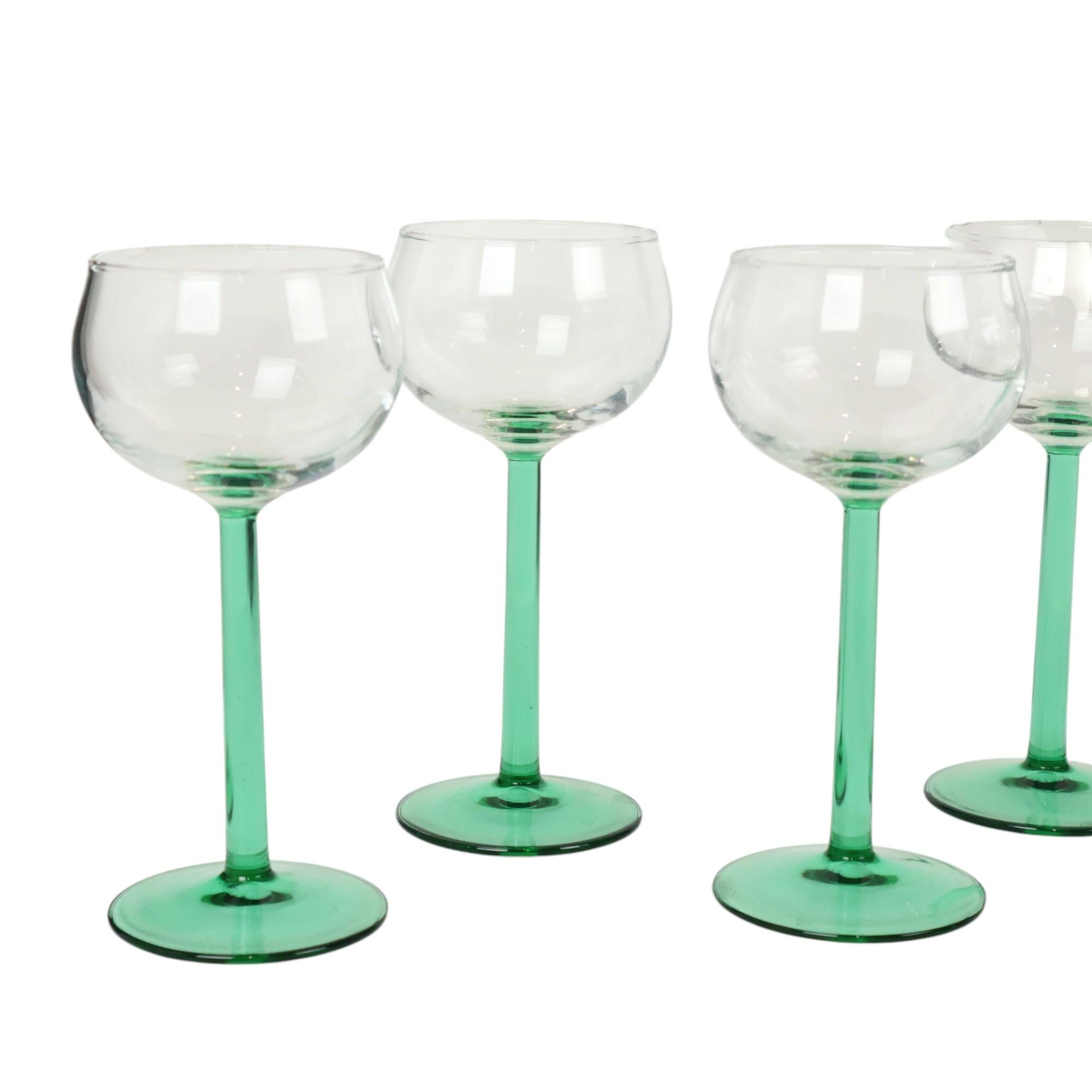 Set di 6 bicchieri da vino Luminarc Alsace d'epoca, bicchieri grandi con un piede stretto di colore verde chiaro, hanno una capacità di poco più di 150 ml, con la scritta France in basso, anni '70.

Questi bicchieri da vino erano molto popolari