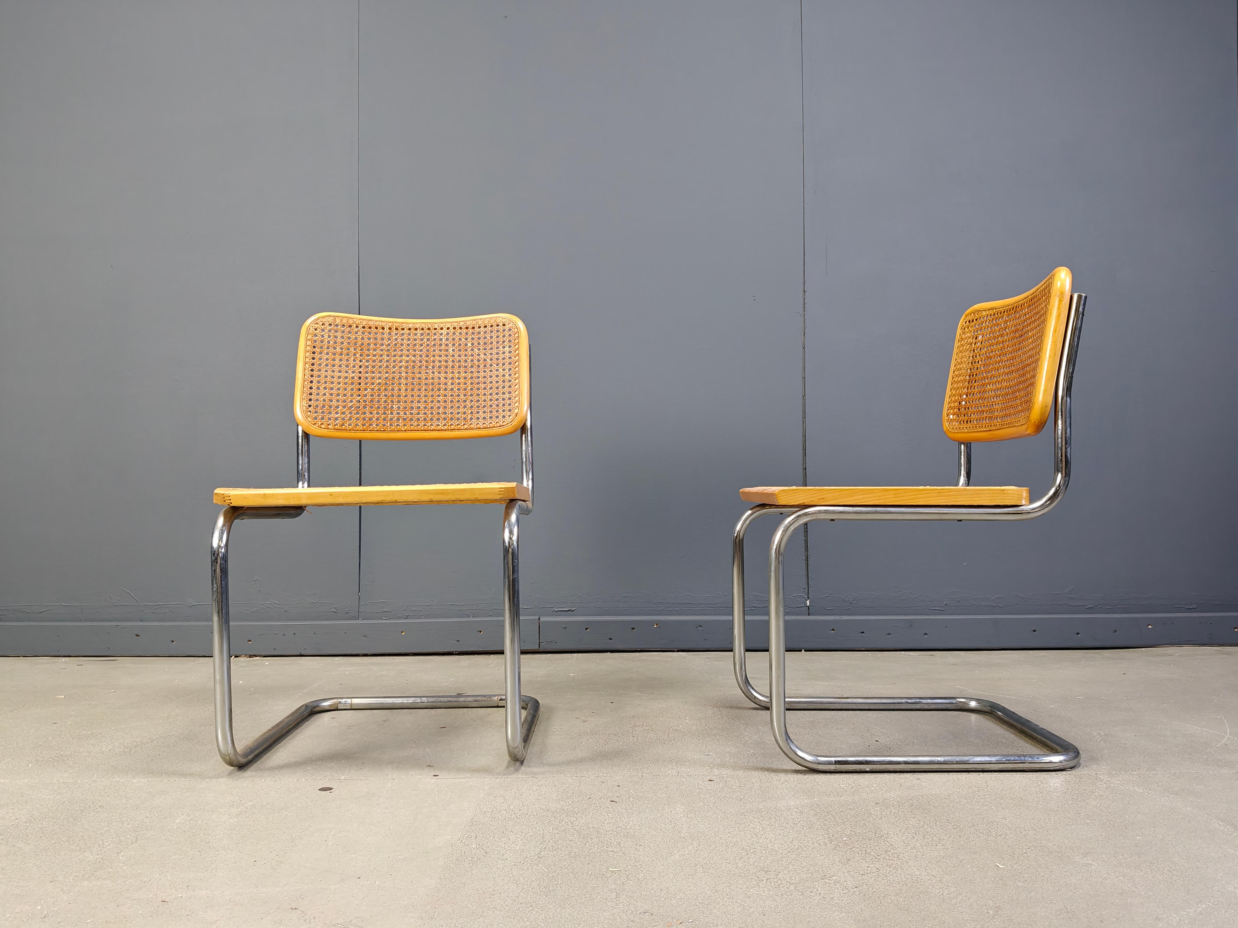 Sedie di design Bauhaus in stile Marcel Breuer. 

Buone condizioni.

Un design molto popolare che si abbina bene alla maggior parte degli interni. Il design Bauhaus non invecchia mai.

anni '70 - Italia

Dimensioni:
Altezza: 80 cm
Larghezza: 46