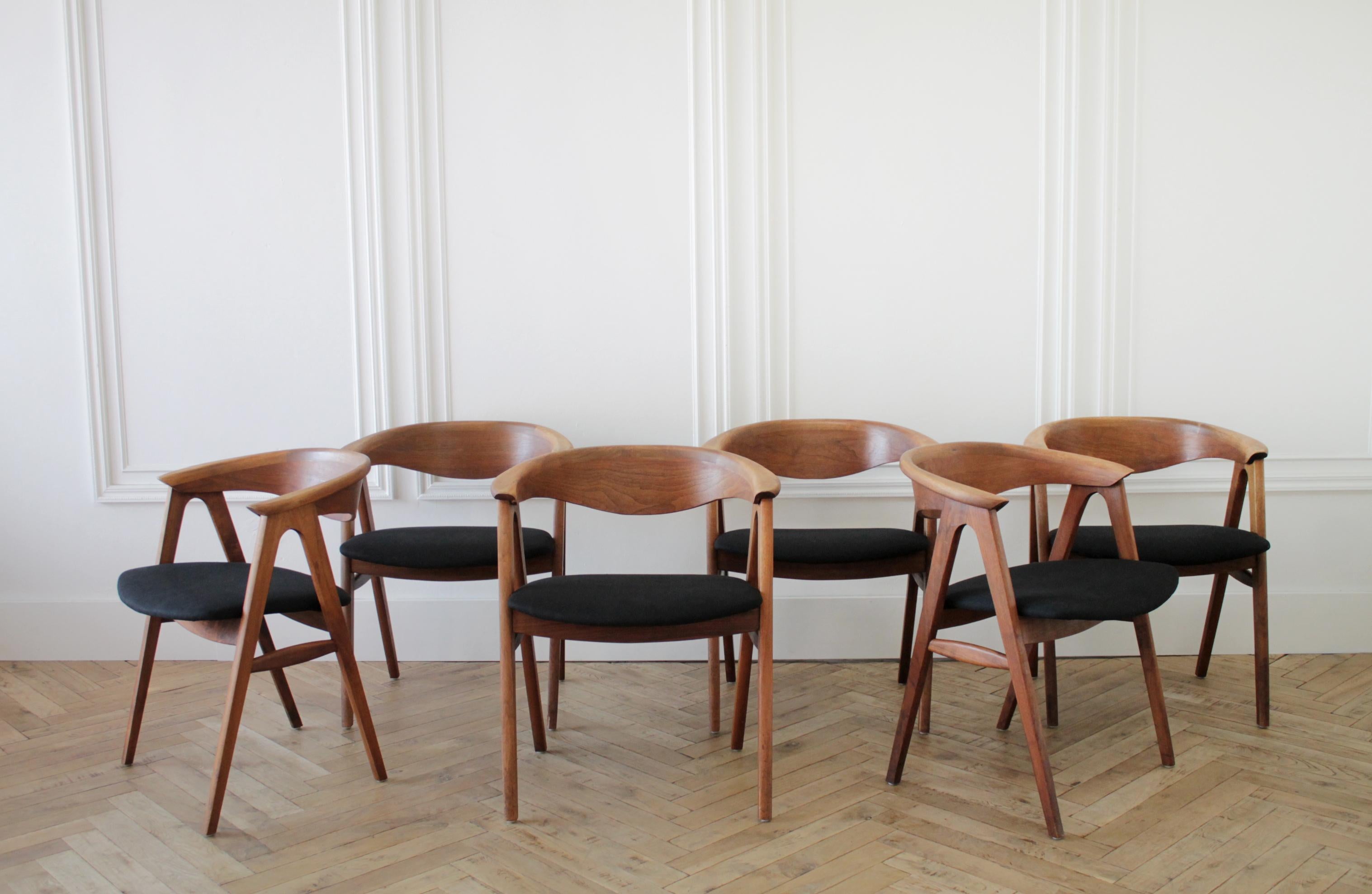 Set of 6 vintage Mid-Century Modern style dining chairs from the 1960s
The seats have been reupholstered in a black Belgian linen.
Each chair is solid and sturdy, ready for everyday use.
Wood finish has a vintage patina, with some lighter areas.