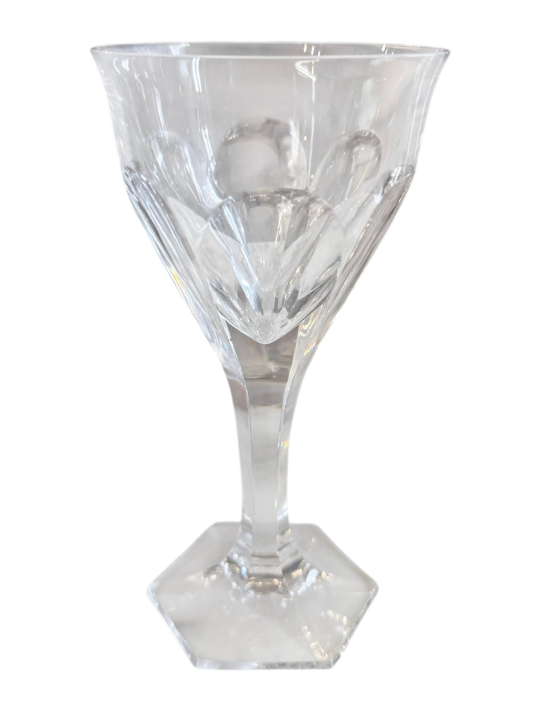 Eleva tu colección de cristalería con este impresionante juego de 6 vasos de cristal vintage, elaborados con el refinado estilo de Moser. Cada vaso presenta exquisitos detalles cortados a mano y una base hexagonal facetada, mostrando una elegancia
