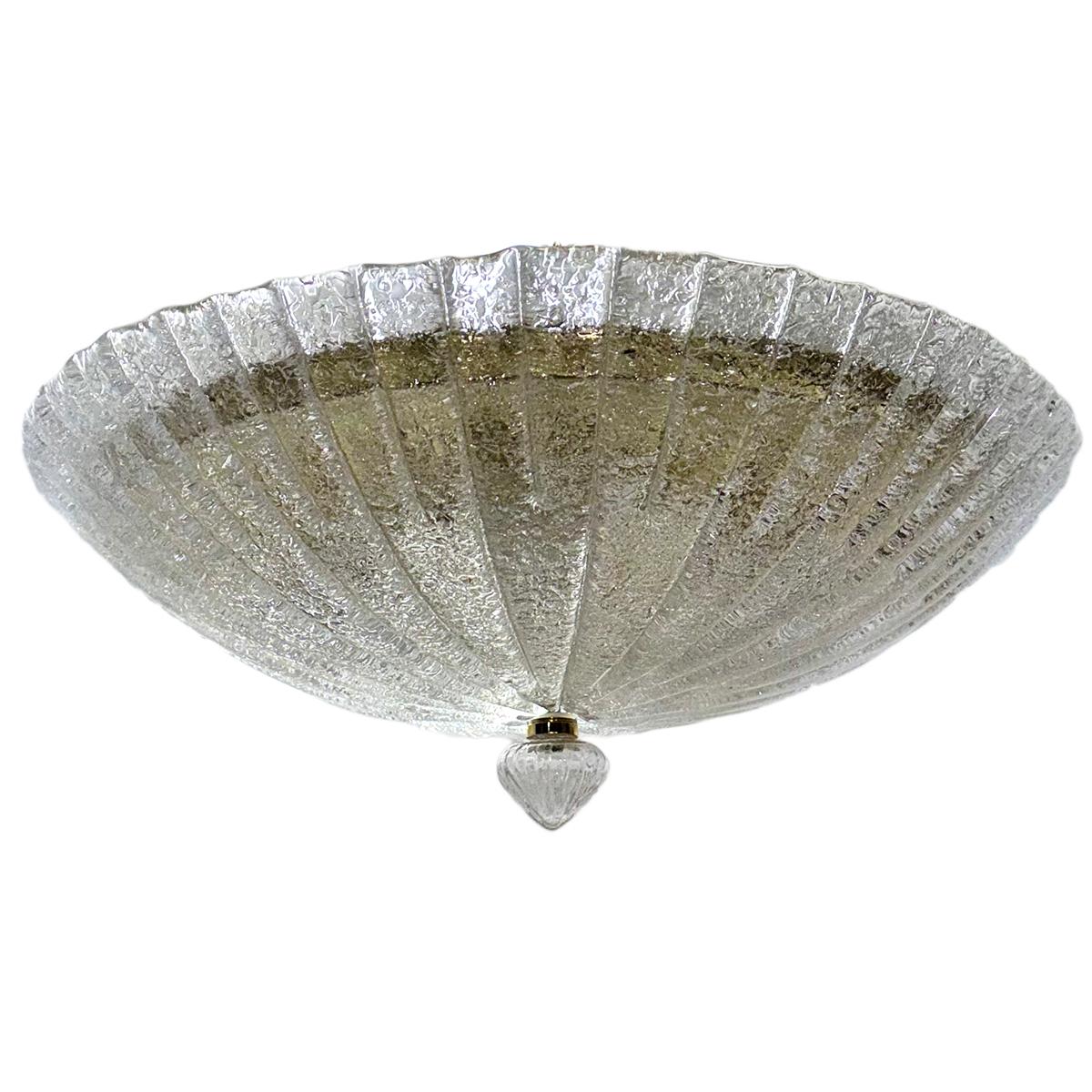  Un ensemble de 6 luminaires Murano transparents datant des années 1950 avec 4 lampes Edison à l'intérieur. Vendu individuellement.

Mesures :
Diamètre : 21