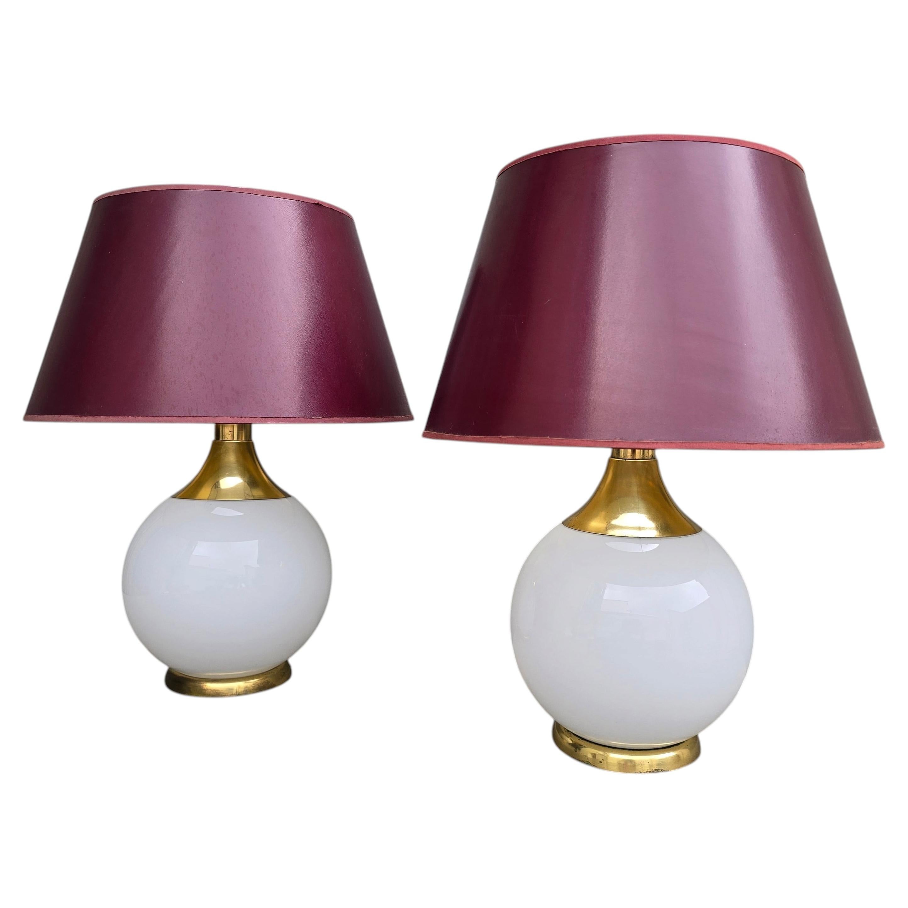 Satz von 6 Tischlampen aus Opalglas und Messing, um 1970 im Angebot