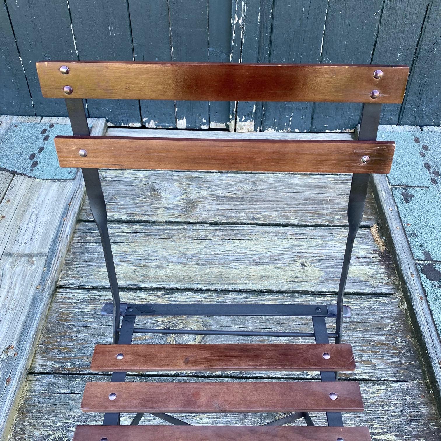 Ensemble de 6 chaises de bar pliables de style parisien vintage, avec autres disponibles en vente 4