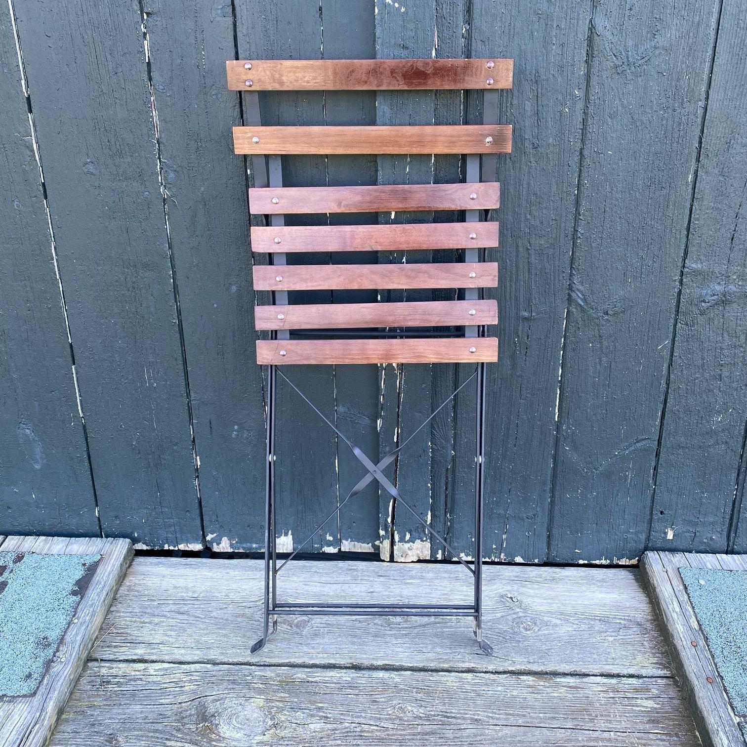 Ensemble de 6 chaises de bar pliables de style parisien vintage, avec autres disponibles en vente 3