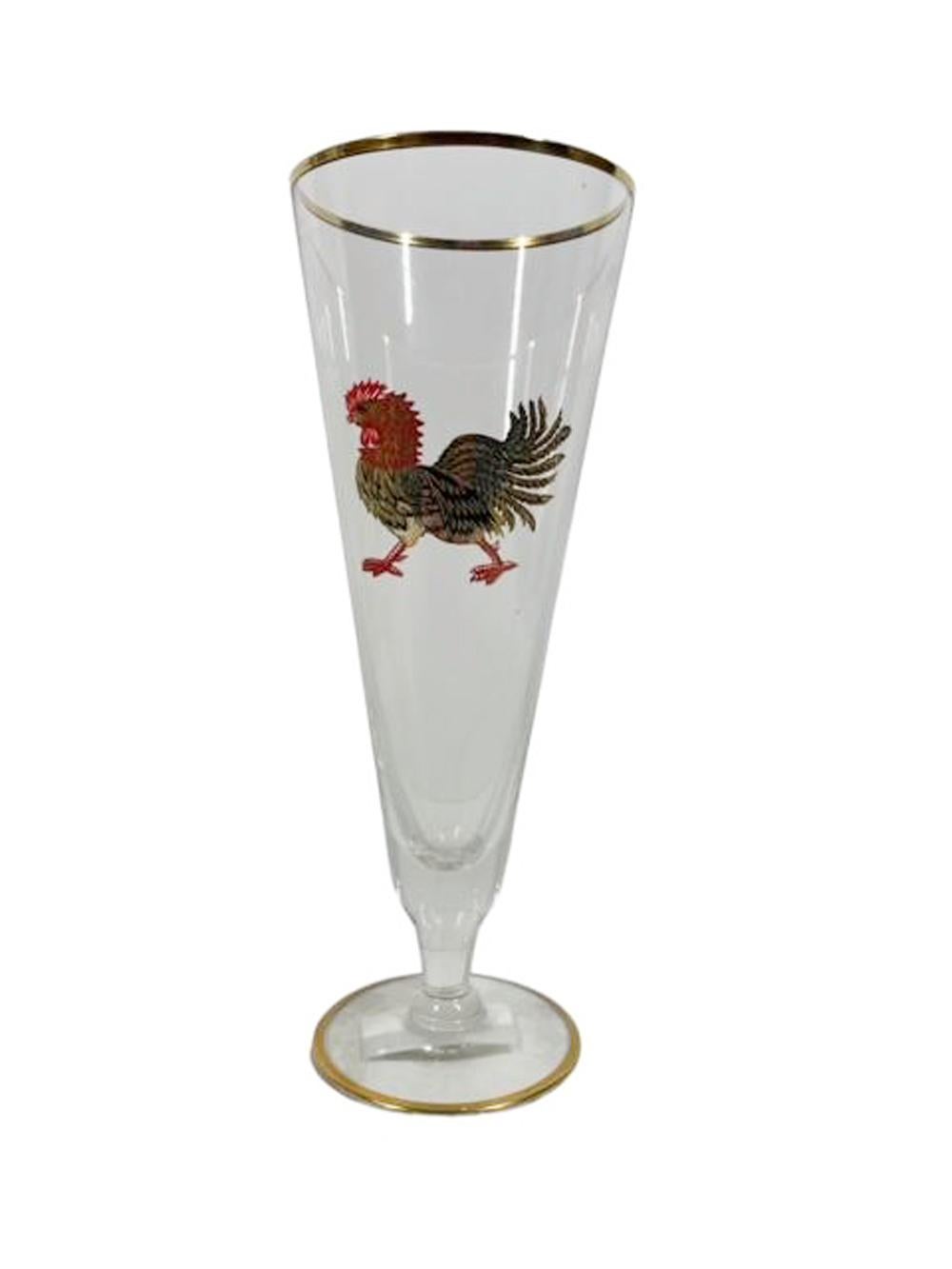 Lot de 6 verres à pilsner en verre transparent avec des bords dorés et des pieds décorés de coqs se pavanant en rouge et noir avec des accents dorés.