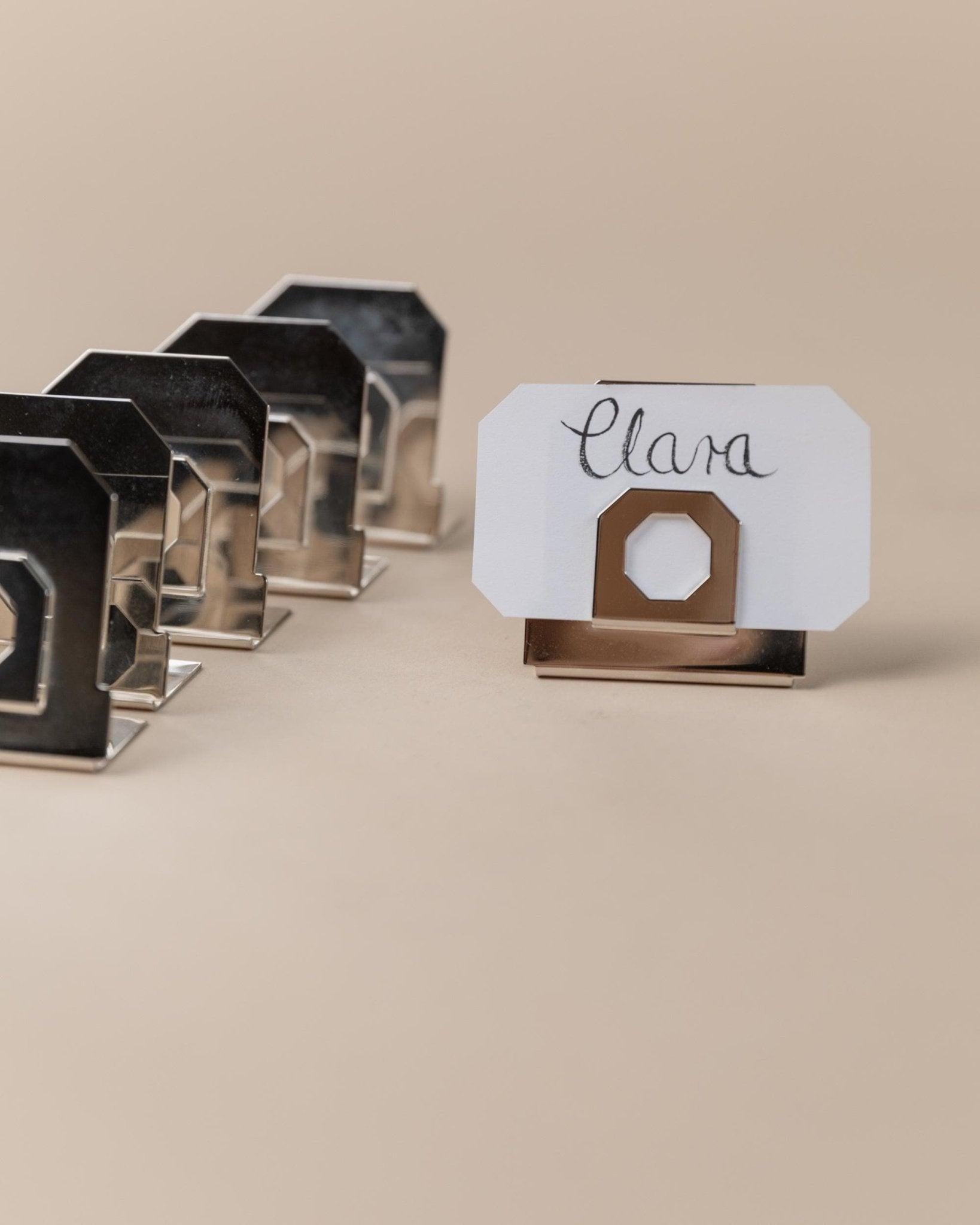 6er Set Vintage Tischkartenhalter Versilbertes zeitloses Design mit Achteck

Dieses elegante Set aus 6 Tischkartenhaltern im Vintage-Stil aus den 1980er Jahren zeichnet sich durch eine raffinierte versilberte Oberfläche und ein dezentes achteckiges