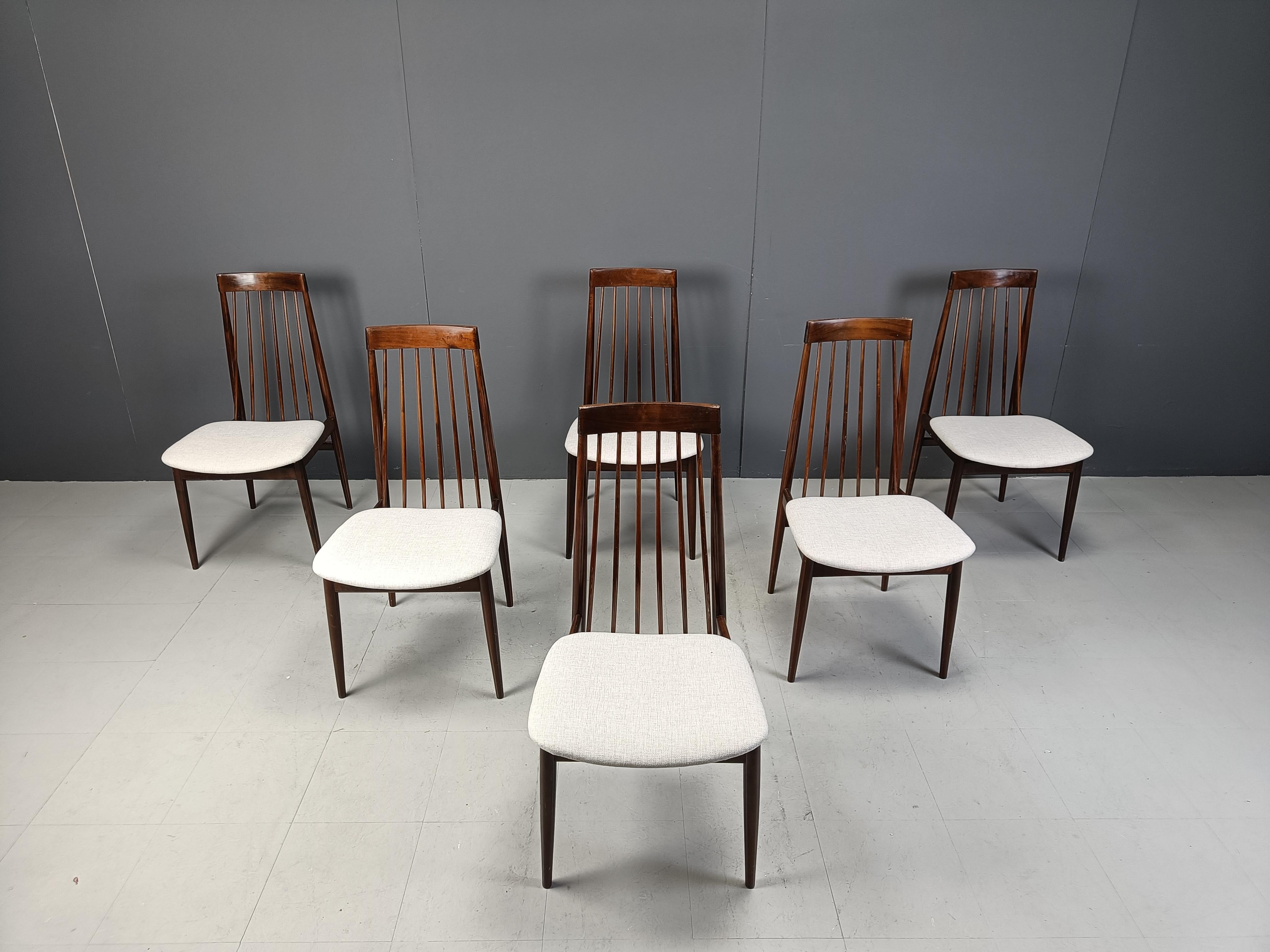 Elegant mid century rosewood dining chairs designed by Ernst Martin Dettinger for Lucas Schnaidt.

Fine crafted frames with freshly upholstered boucle fabric seats.

1960s - German

Very good condition

Dimensions: 
Height: 94cm
Width: 48cm
Depth: