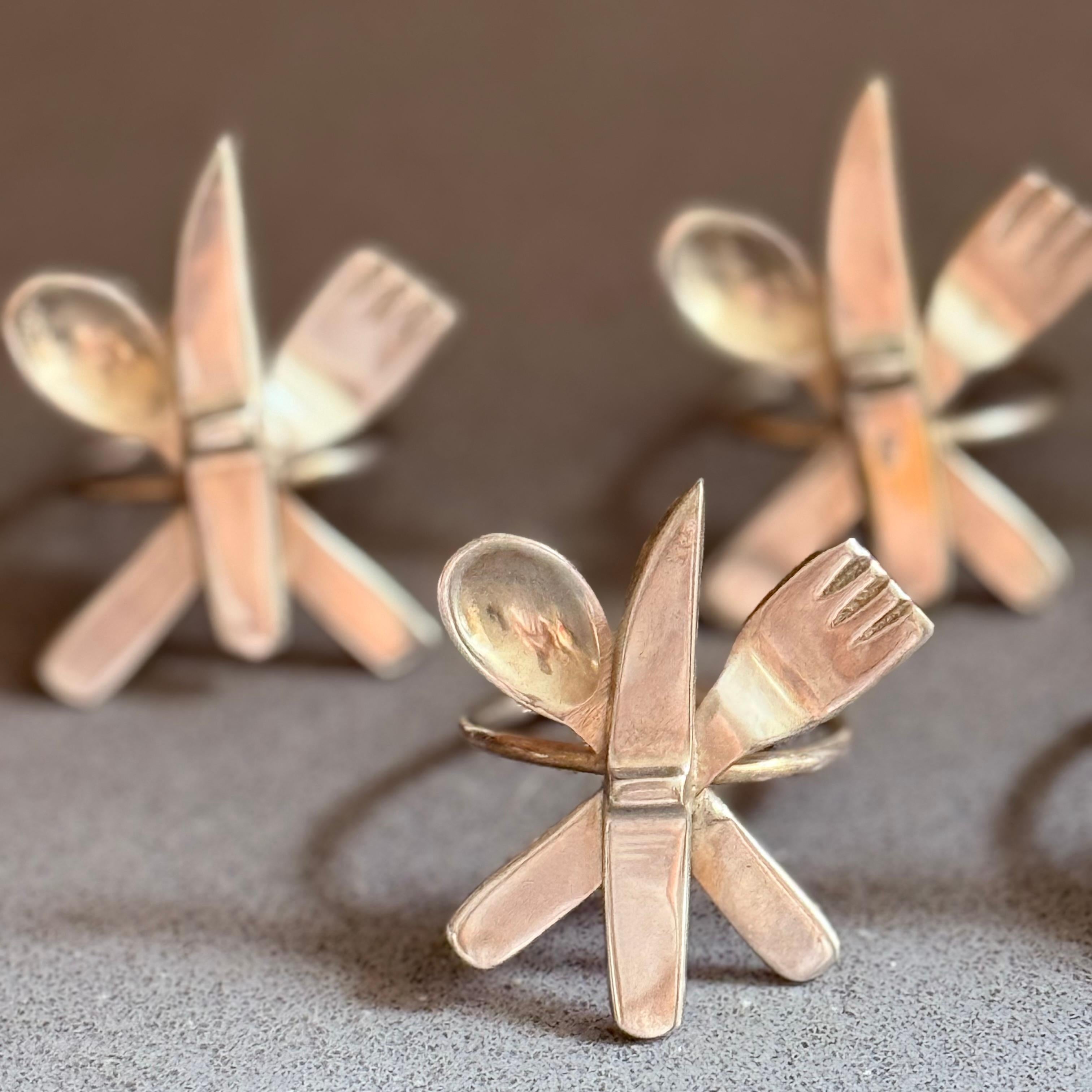 6er-Set Vintage versilberte Serviettenringe im Besteck-Design Gabel, Messer Löffel im Zustand „Hervorragend“ im Angebot in Wembley, GB