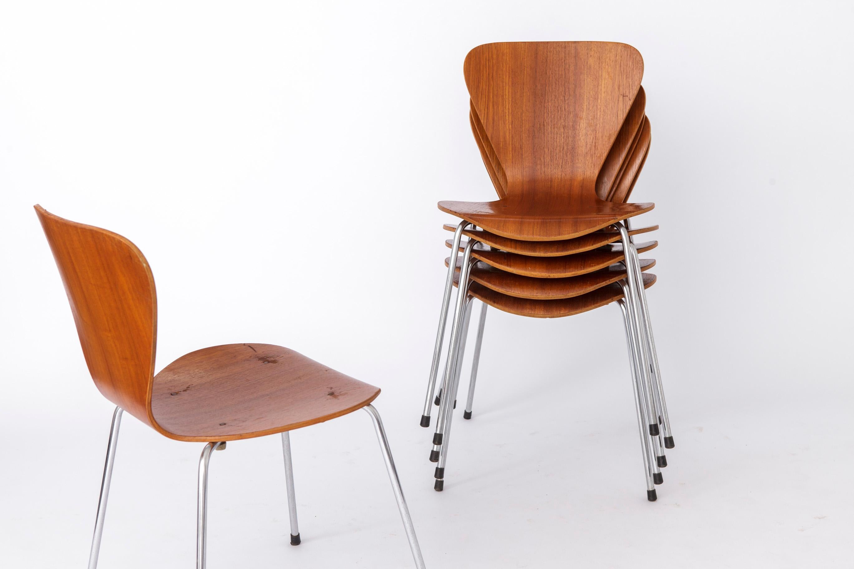 Bonito juego vintage de 6 sillas apilables del estilo de la Serie 7 de Arne Jacobsen. 
Fabricante alemán desconocido. Periodo de producción: aprox. años 1960. 
El precio indicado es para un juego de 6. 

Bastidores de silla robustos. Madera