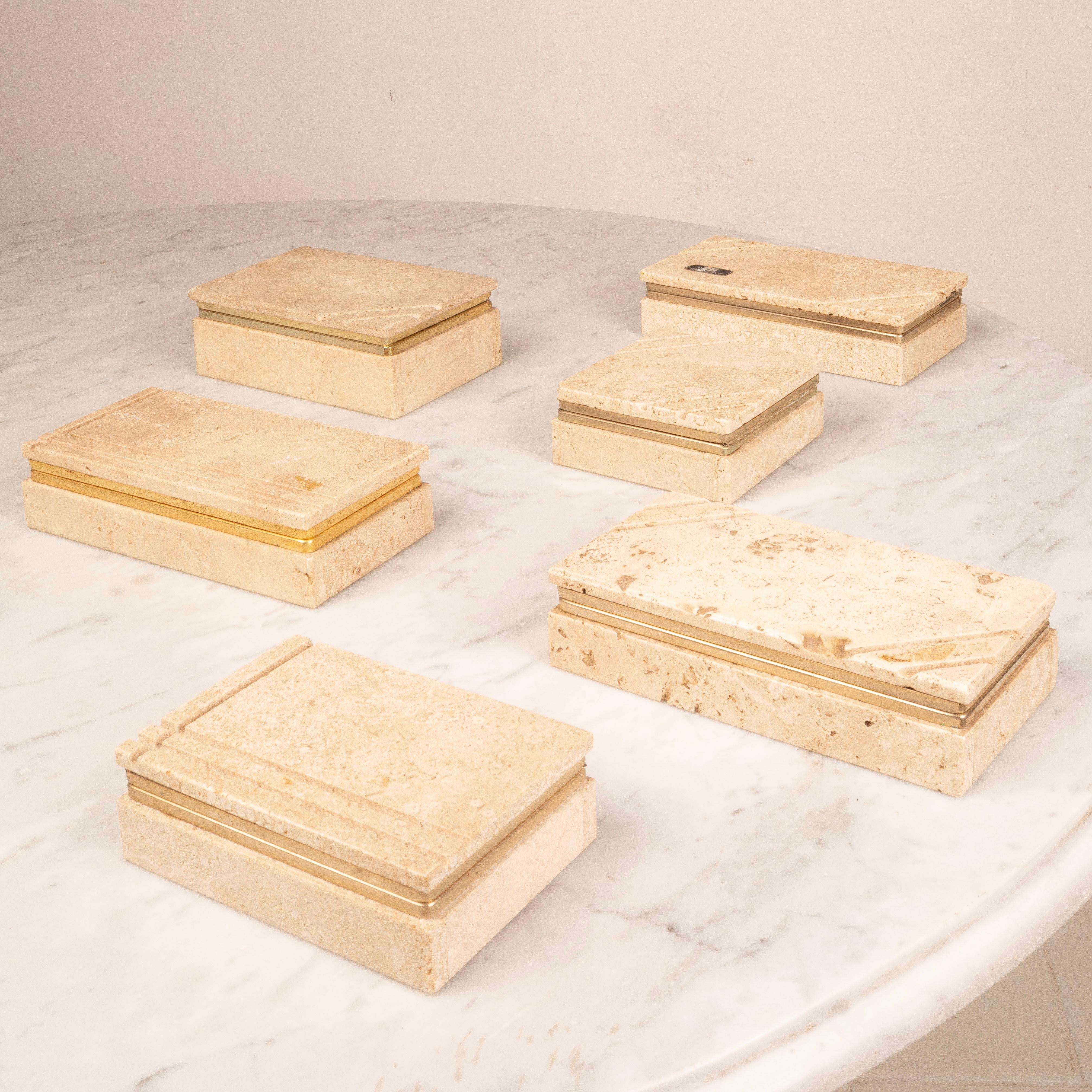 Seltenes Set von sechs raffinierten Boxen aus natürlichem Travertin, die in den 1970er Jahren in Italien handgefertigt wurden. Jede Schachtel hat ein minimalistisches und doch skulpturales Design mit klaren geometrischen Schnitzereien und eleganten